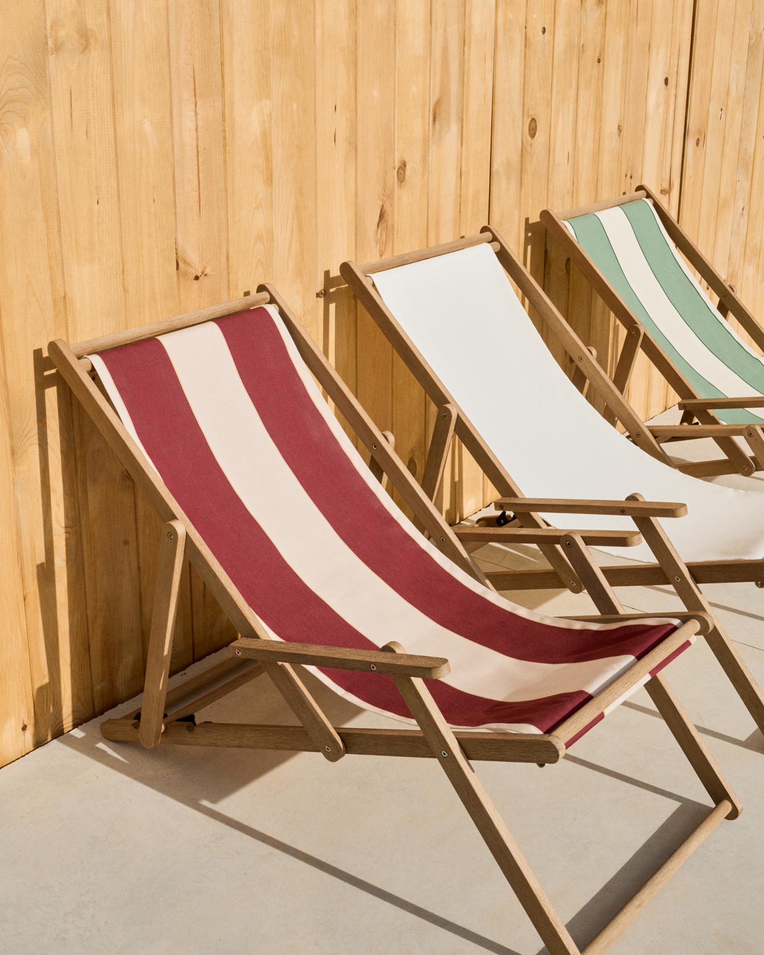 Entspannen Sie stilvoll im klappbaren Vilara Liegestuhl aus FSC-zertifiziertem Akazienholz. Ideal für Garten und Terrasse, mit eleganter weinrot-beiger Streifenoptik.