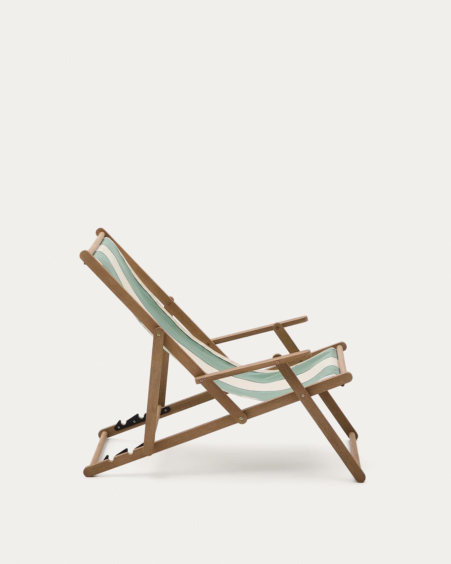 Erleben Sie den stilvollen klappbaren Liegestuhl Vilara von Kave Home. Aus robustem, FSC-zertifiziertem Akazienholz und pflegeleichtem, UV-beständigem Stoff.