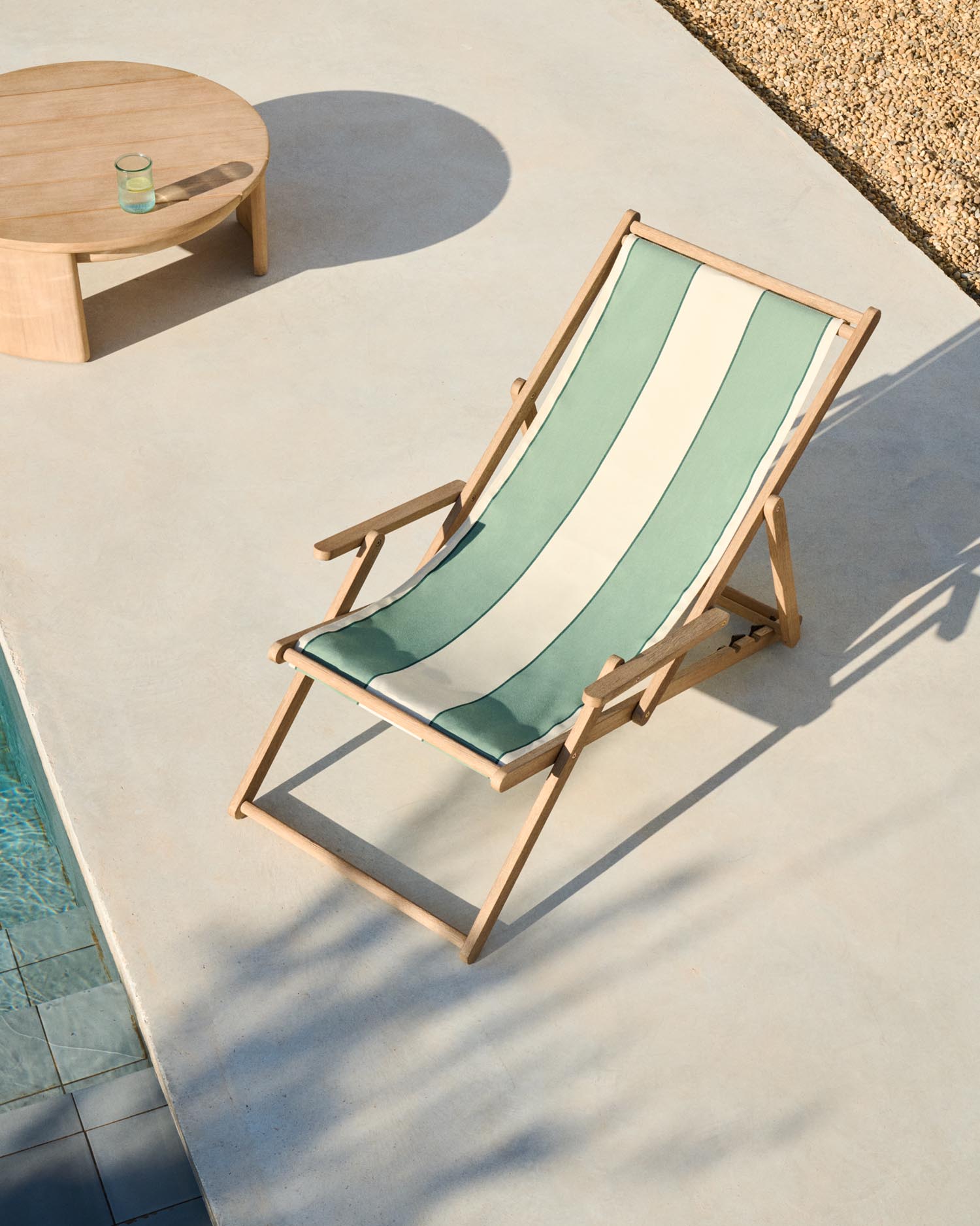 Entspannen Sie stilvoll im klappbaren Outdoor-Liegestuhl Vilara von Kave Home. Aus FSC-zertifiziertem Akazienholz, mit wasserabweisendem Stoff und elegantem Design.