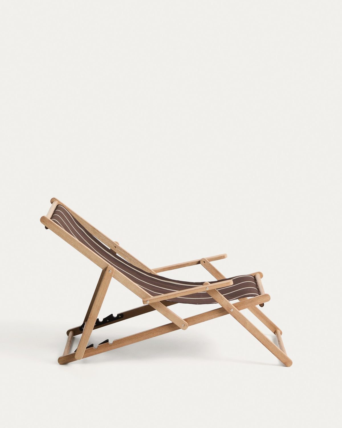 Braun-beige gestreifter Liegestuhl aus massivem Akazienholz mit klappbarem Gestell, Armlehnen und Stoffbespannung im Outdoor-Bereich.