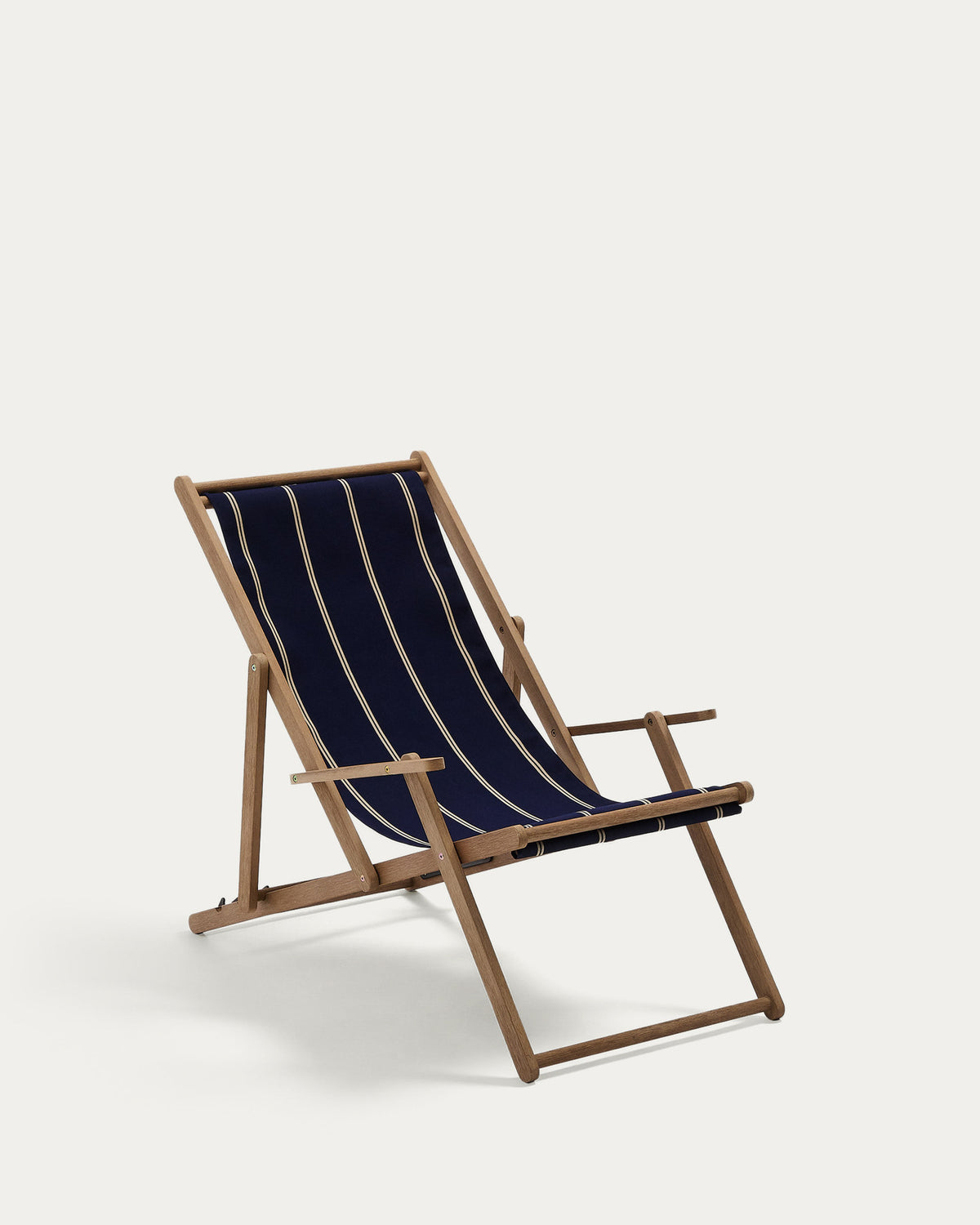 Blau-beige gestreifter klappbarer Outdoor-Liegestuhl Vilara aus massivem Akazienholz, FSC 100% in Dunkelblau, Weiss, Braun präsentiert im Onlineshop von KAQTU Design AG. Liegestuhl ist von Kave Home