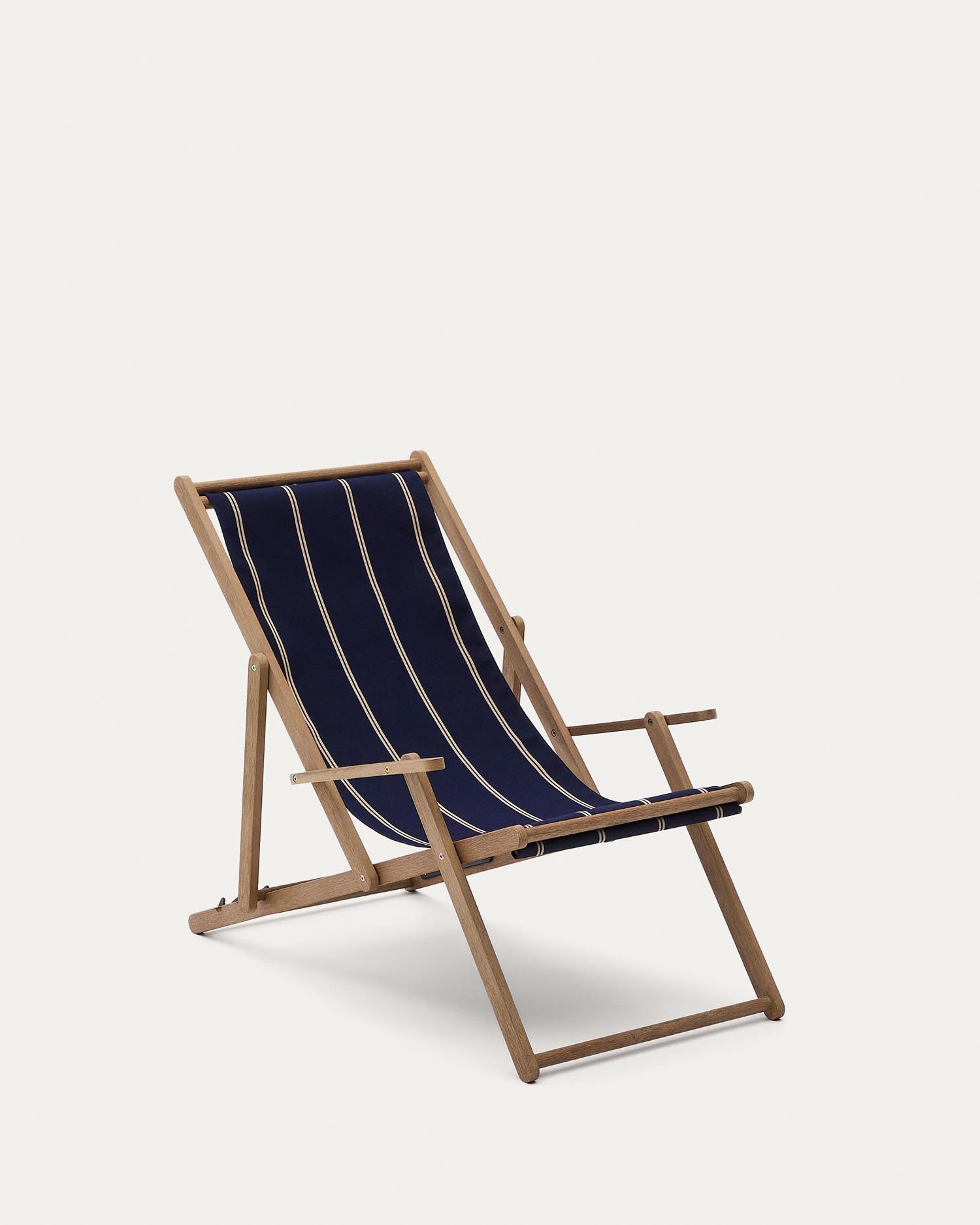 Blau-beige gestreifter klappbarer Outdoor-Liegestuhl Vilara aus massivem Akazienholz, FSC 100% in Dunkelblau präsentiert im Onlineshop von KAQTU Design AG. Liegestuhl ist von Kave Home