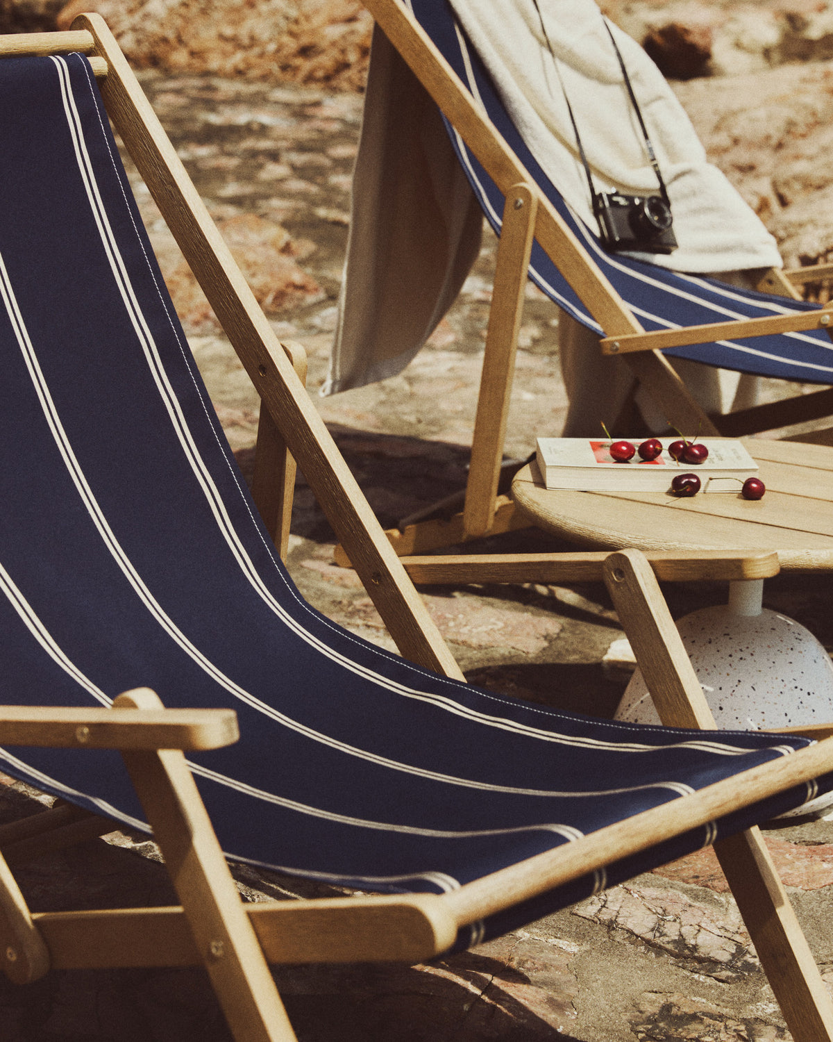 Blau-beige gestreifter klappbarer Outdoor-Liegestuhl Vilara aus massivem Akazienholz, FSC 100% in Dunkelblau, Weiss, Braun präsentiert im Onlineshop von KAQTU Design AG. Liegestuhl ist von Kave Home