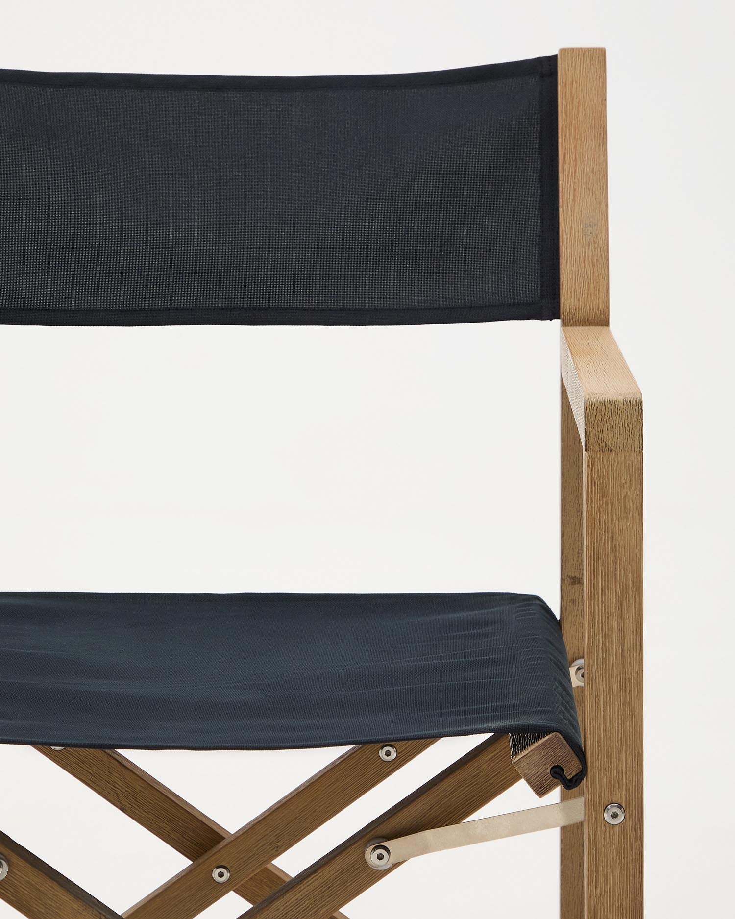 Genießen Sie den eleganten Outdoor-Klappstuhl Vilara in Schwarz aus robustem, nachhaltigem Akazienholz – perfekt für entspannte Stunden im Freien.