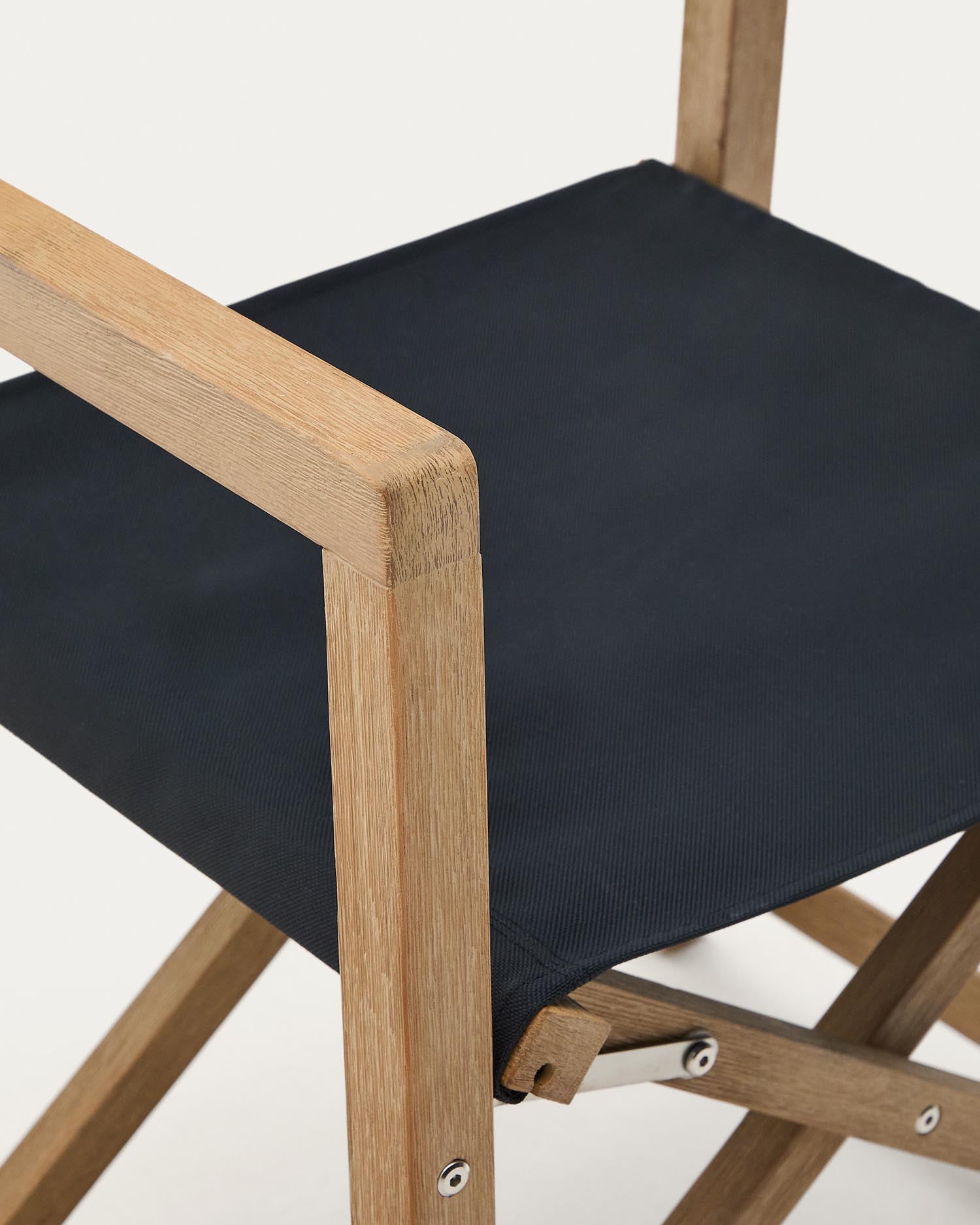 Erleben Sie den stilvollen Klappstuhl Vilara in Schwarz aus FSC-zertifiziertem Akazienholz – ideal für komfortable Momente im Freien.