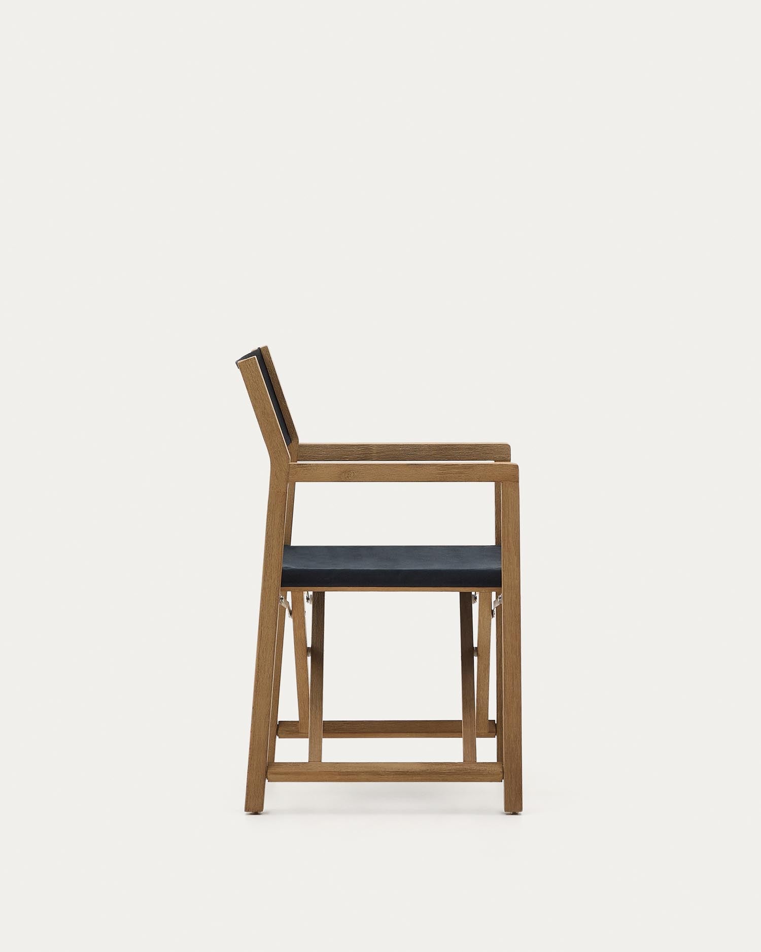 Erleben Sie den stilvollen Klappstuhl Vilara in Schwarz aus FSC-zertifiziertem Akazienholz – ideal für komfortable Momente im Freien.