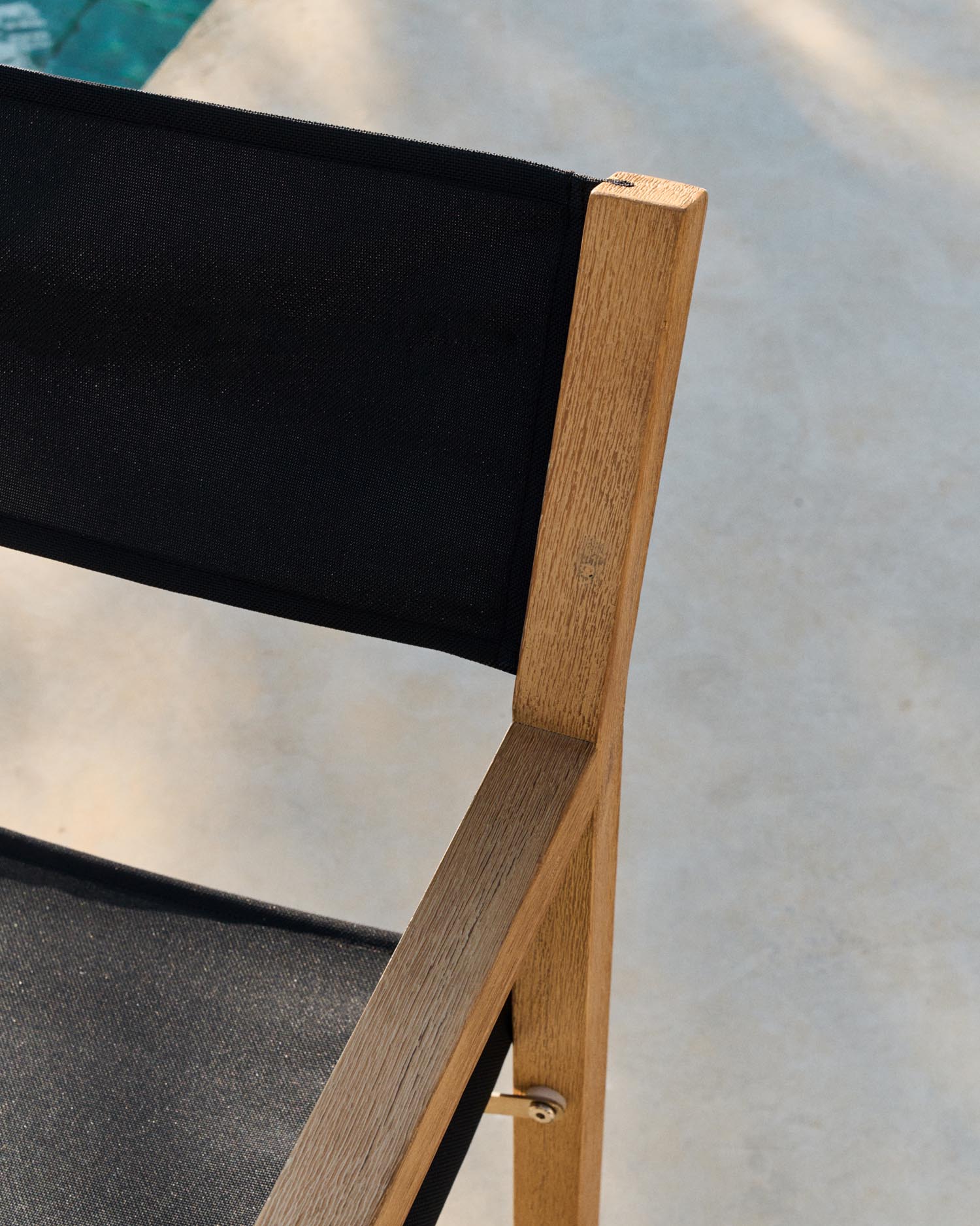 Genießen Sie den eleganten Outdoor-Klappstuhl Vilara in Schwarz aus robustem, nachhaltigem Akazienholz – perfekt für entspannte Stunden im Freien.