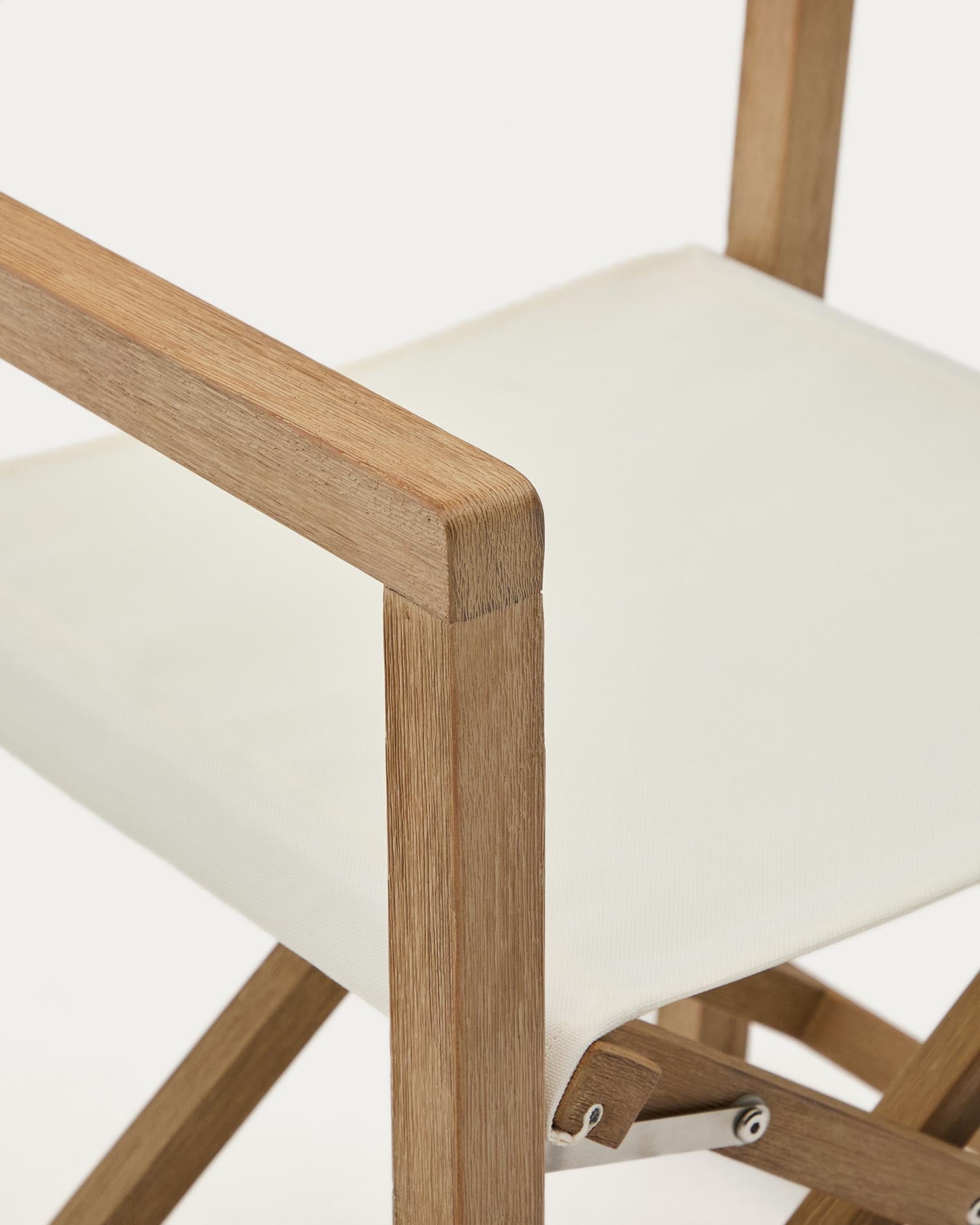 Genießen Sie den eleganten Outdoor-Klappstuhl Vilara in Weiß, gefertigt aus robustem, FSC-zertifiziertem Akazienholz. Perfekt für entspannte Stunden im Freien!