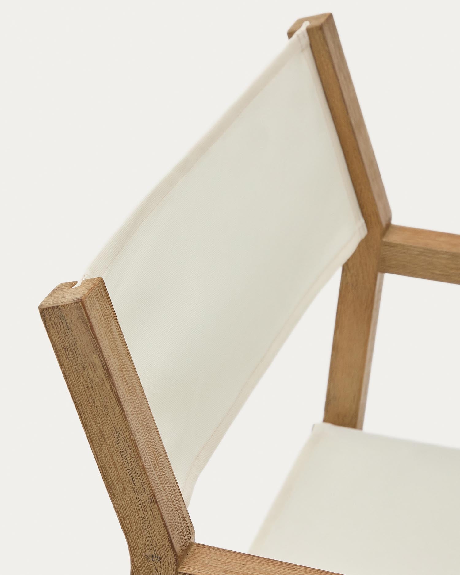 Erleben Sie den stilvollen Klappstuhl Vilara in Weiß aus hochwertigem, nachhaltigem Akazienholz. Ideal für Ihren Garten oder Balkon!