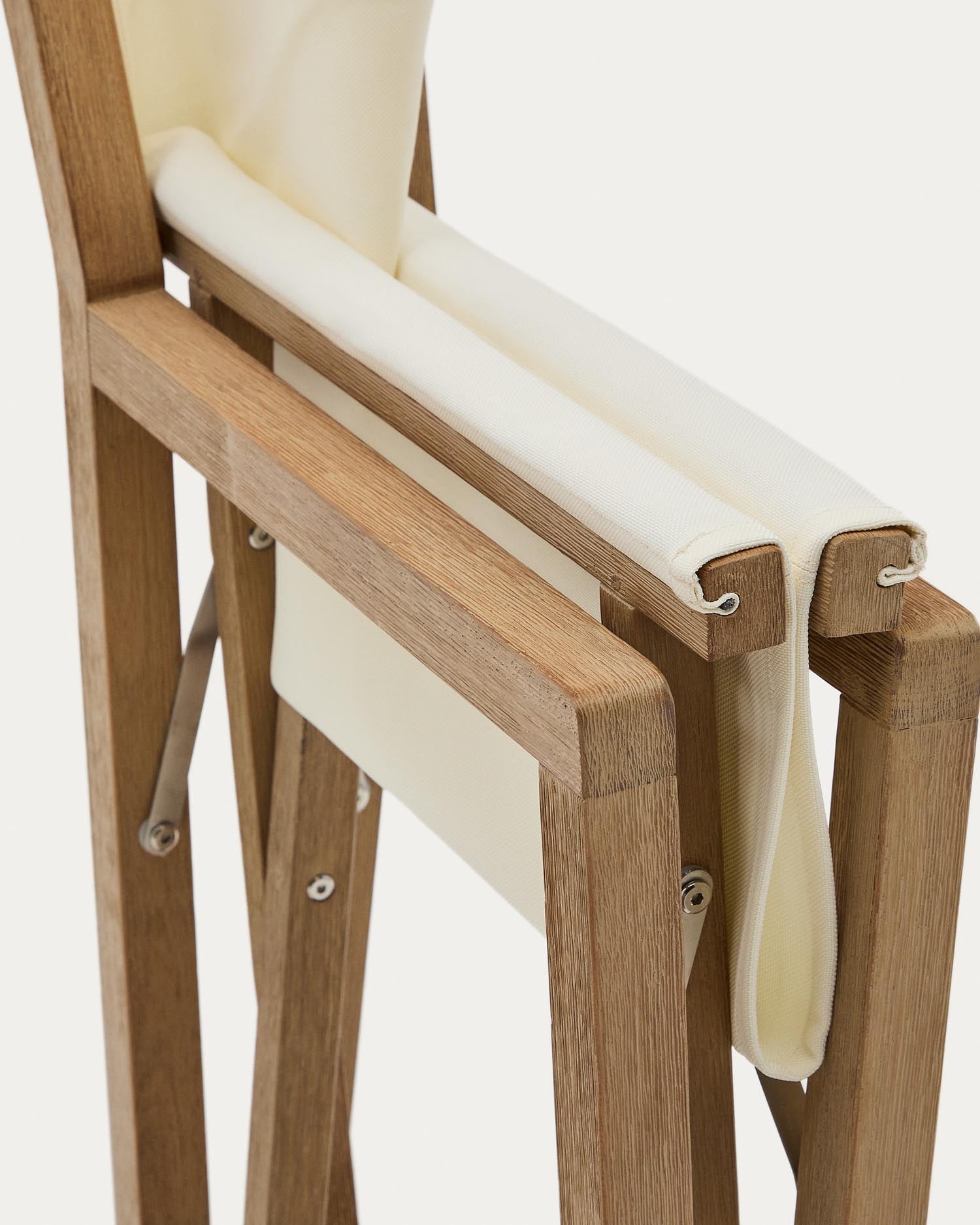 Genießen Sie den eleganten Outdoor-Klappstuhl Vilara in Weiß, gefertigt aus robustem, FSC-zertifiziertem Akazienholz. Perfekt für entspannte Stunden im Freien!