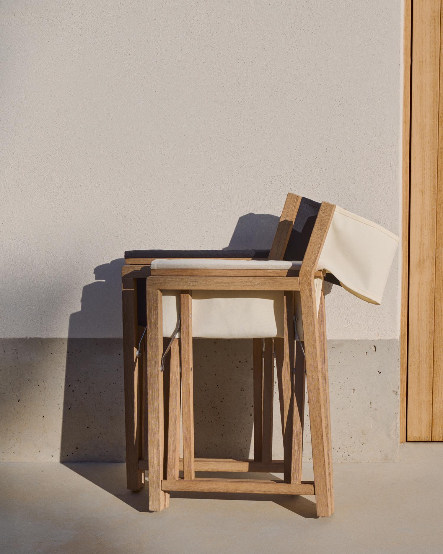 Genießen Sie den eleganten Outdoor-Klappstuhl Vilara in Weiß aus massivem, FSC-zertifiziertem Akazienholz von Kave Home. Perfekt für entspannte Stunden im Freien!