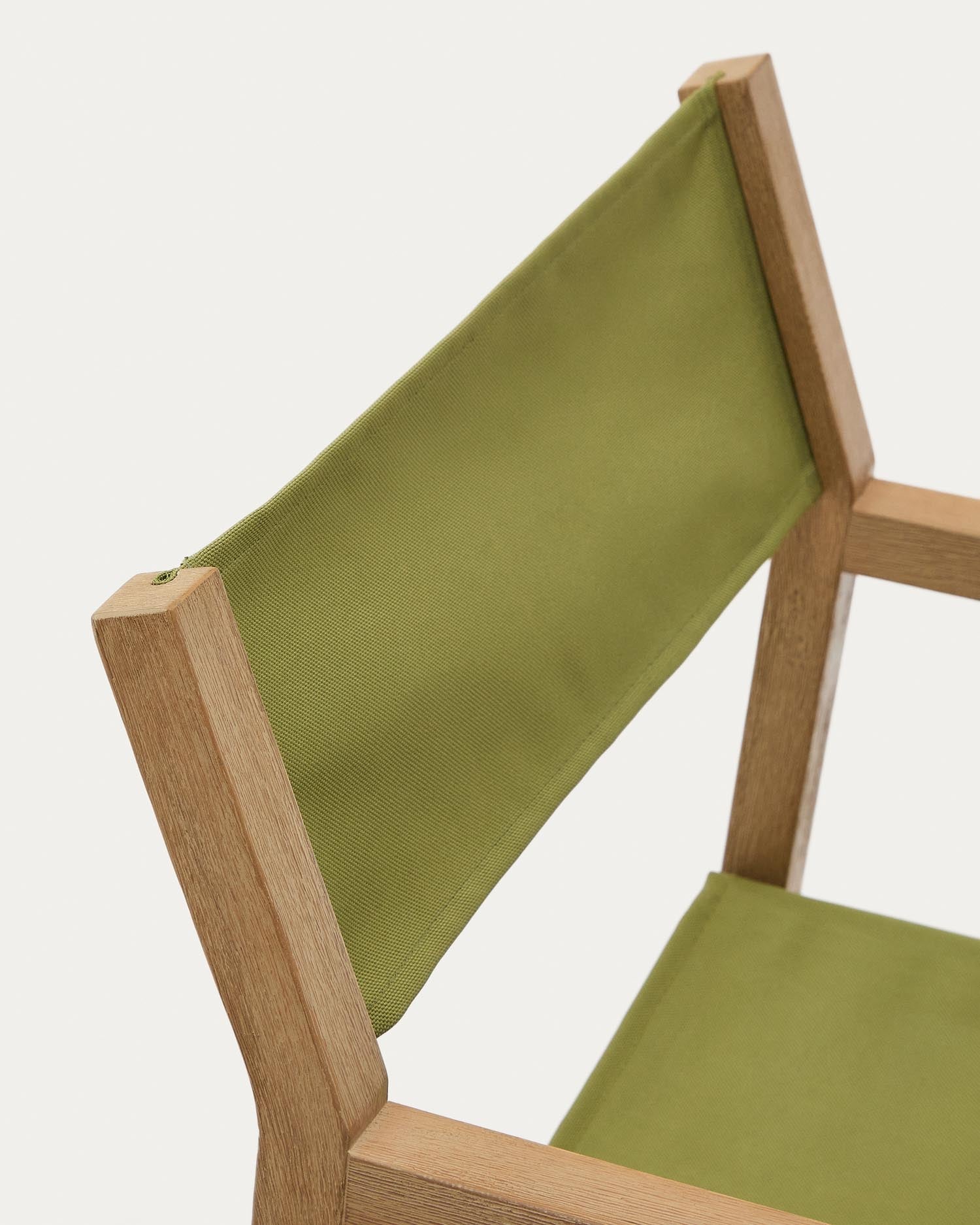 Genießen Sie den eleganten Outdoor-Klappstuhl Vilara in Grün, gefertigt aus nachhaltigem Akazienholz. Perfekt für entspannte Stunden im Freien!