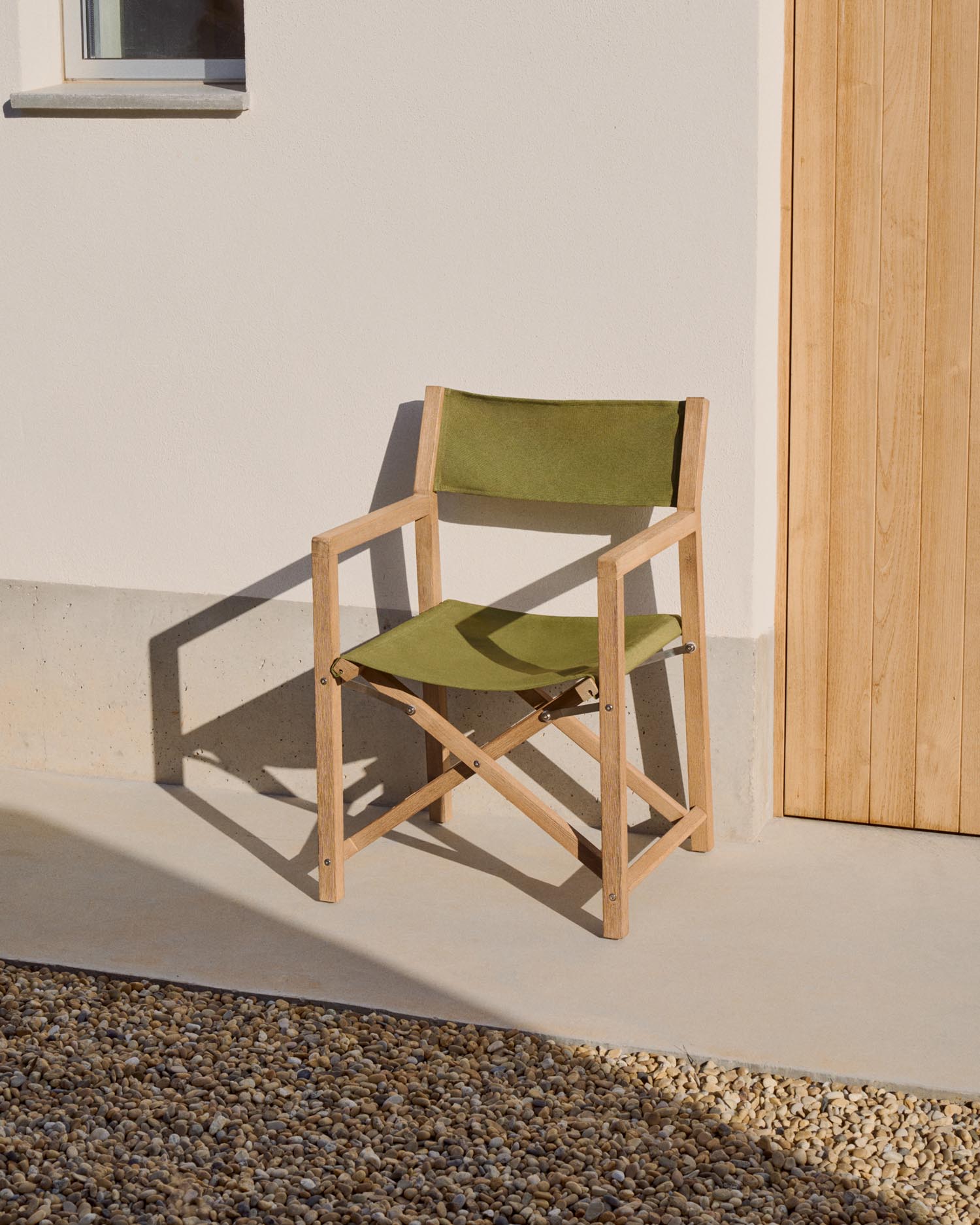 Entdecken Sie den stilvollen Outdoor-Klappstuhl Vilara in Grün aus FSC-zertifiziertem Akazienholz. Ideal für Garten und Terrasse!