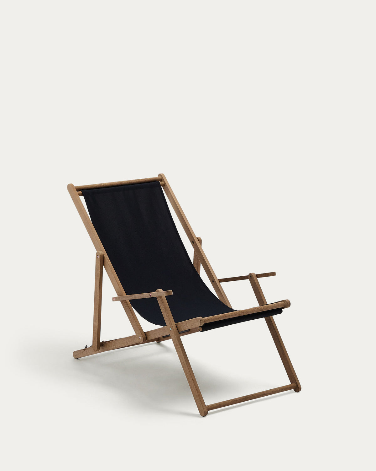 Klappbarer Outdoor-Liegestuhl Vilara in Schwarz aus massivem Akazienholz FSC 100% in Schwarz, Braun präsentiert im Onlineshop von KAQTU Design AG. Liegestuhl ist von Kave Home