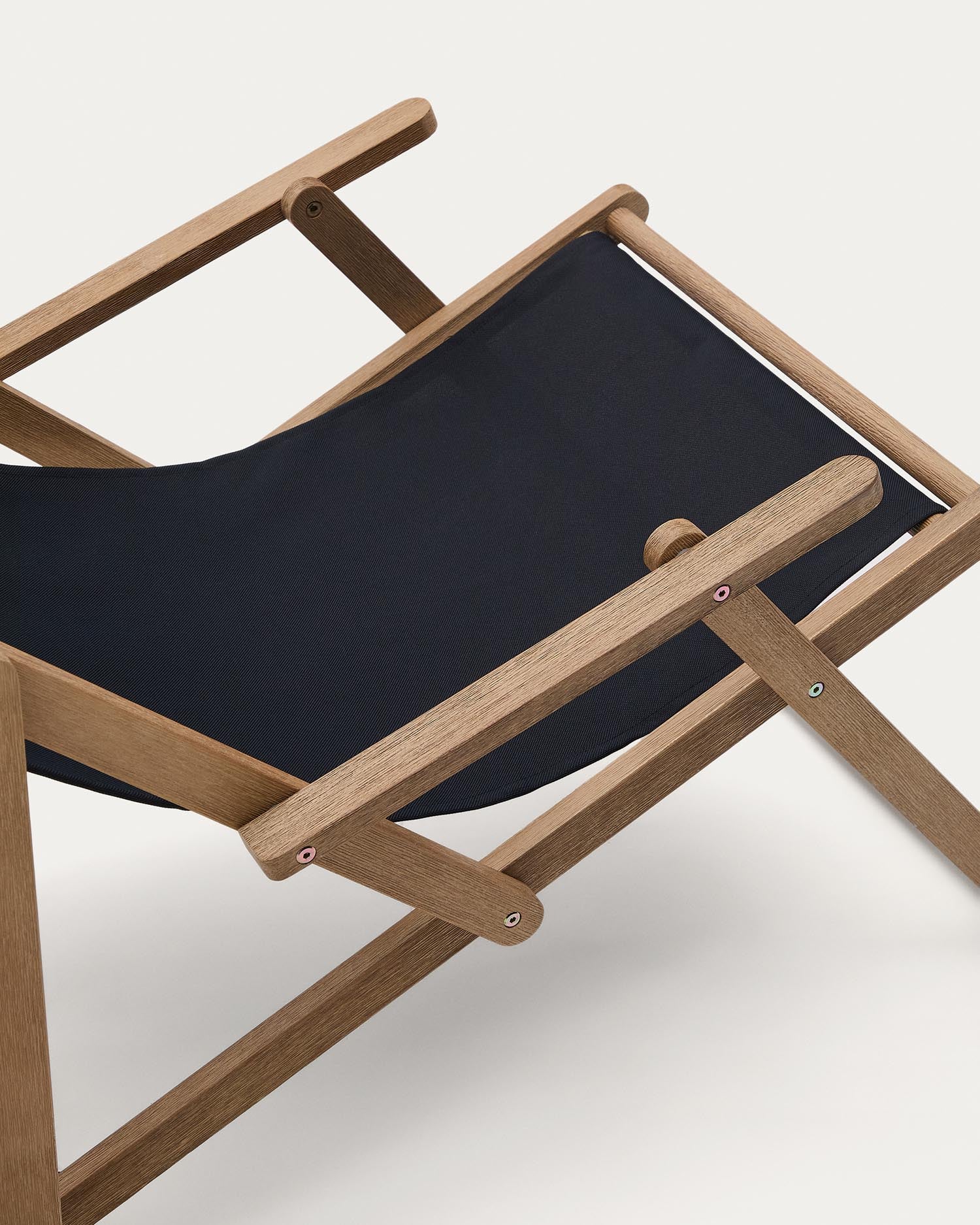 Genießen Sie den klappbaren Outdoor-Liegestuhl Vilara in stilvollem Schwarz, aus FSC-zertifiziertem Akazienholz – perfekt für Ihren Garten oder Balkon.