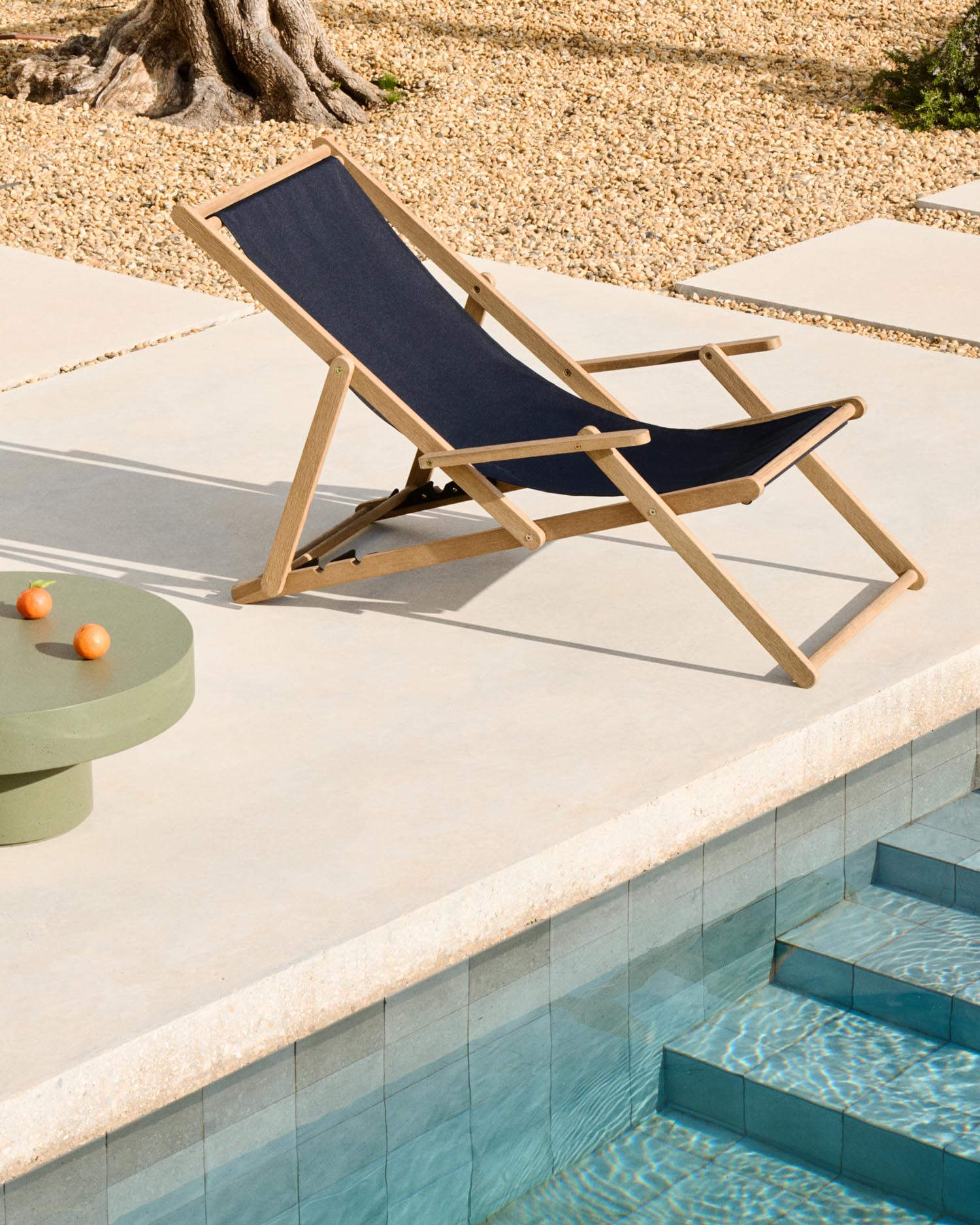 Entspannen Sie stilvoll im klappbaren Outdoor-Liegestuhl Vilara aus FSC-zertifiziertem Akazienholz. Ideal für Garten und Terrasse.