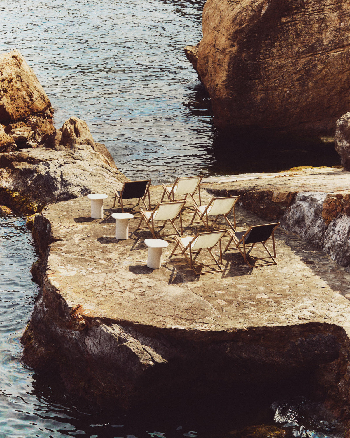 Klappbarer Outdoor-Liegestuhl Vilara in Schwarz aus massivem Akazienholz FSC 100% in Schwarz, Braun präsentiert im Onlineshop von KAQTU Design AG. Liegestuhl ist von Kave Home