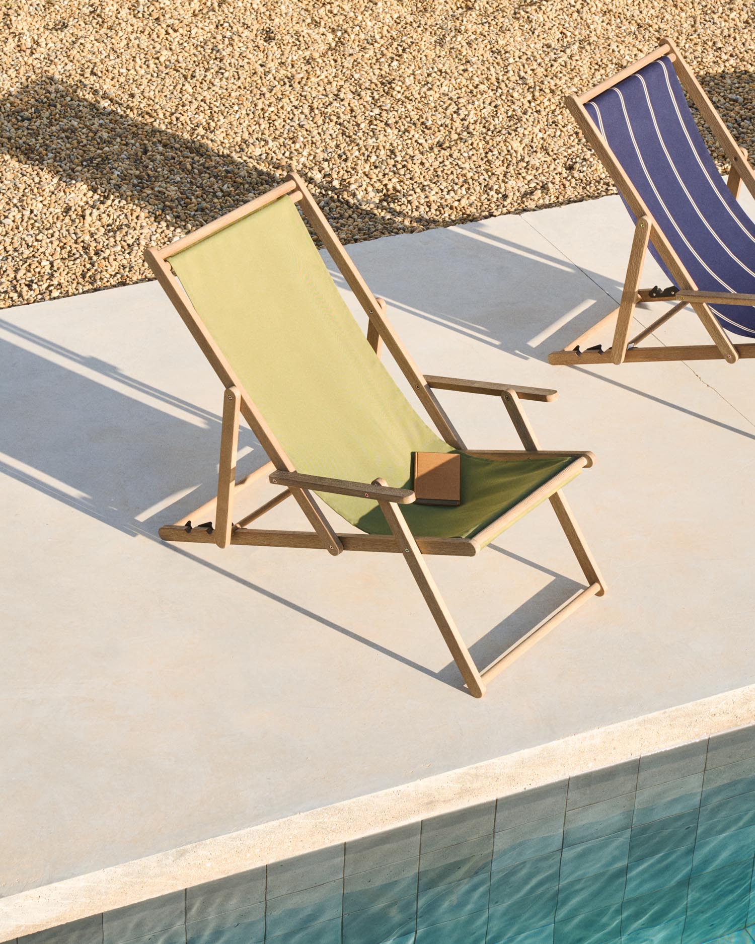 Entspannen Sie stilvoll im klappbaren Outdoor-Liegestuhl Vilara aus FSC-zertifiziertem Akazienholz. Ideal für Garten und Balkon!