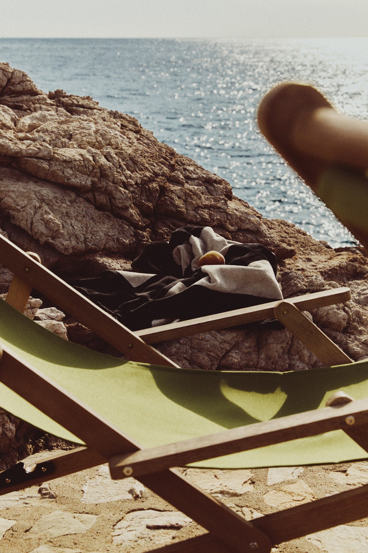 Klappbarer Outdoor-Liegestuhl Vilara in Grün aus massivem Akazienholz FSC 100% in Grün, Braun präsentiert im Onlineshop von KAQTU Design AG. Liegestuhl ist von Kave Home