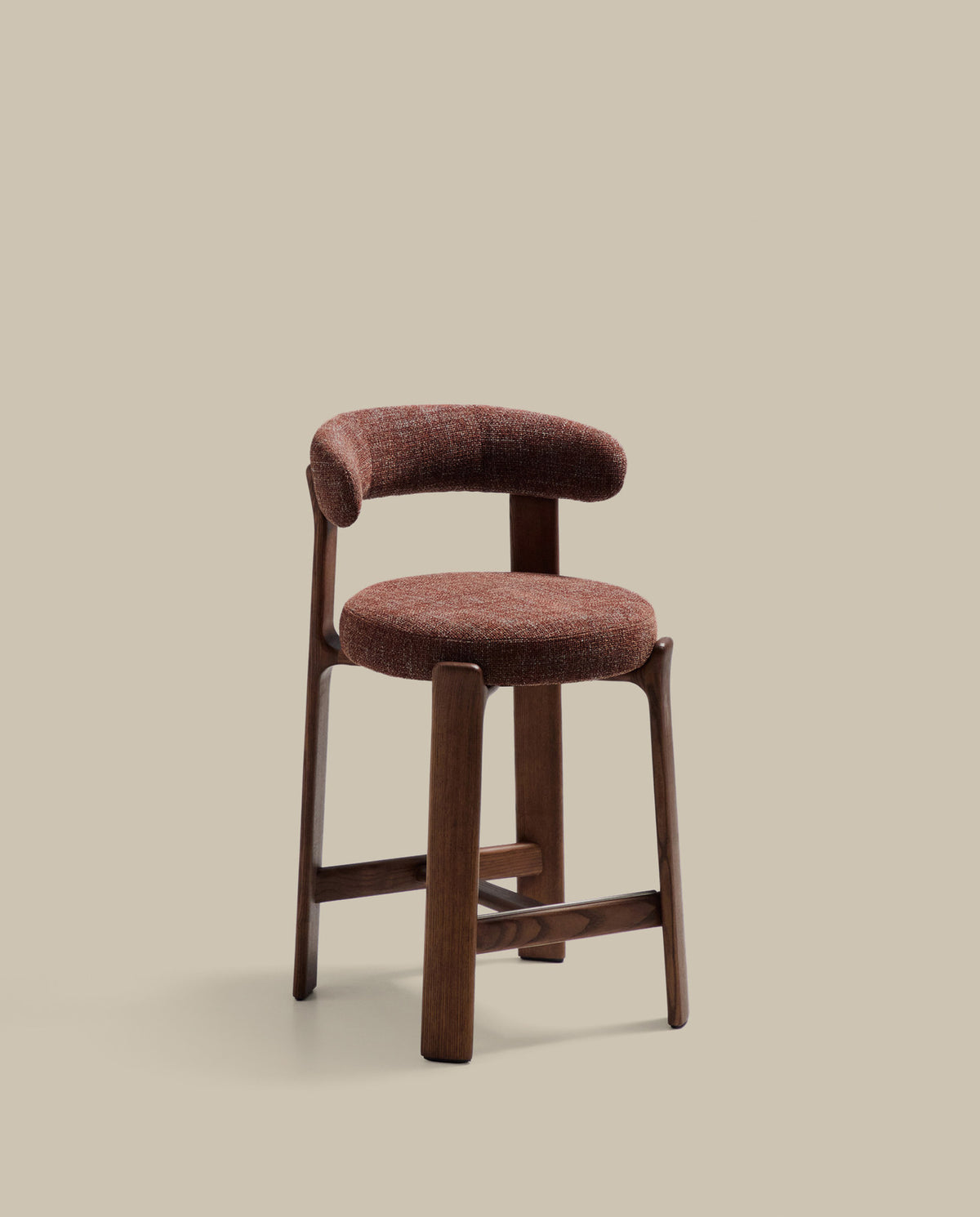 Hocker Granite aus brauner Chenille und massivem Eschenholz mit walnussholzfarbenem Finish, FSC 100%, 65 cm in Braun präsentiert im Onlineshop von KAQTU Design AG. Barstuhl ist von Kave Home