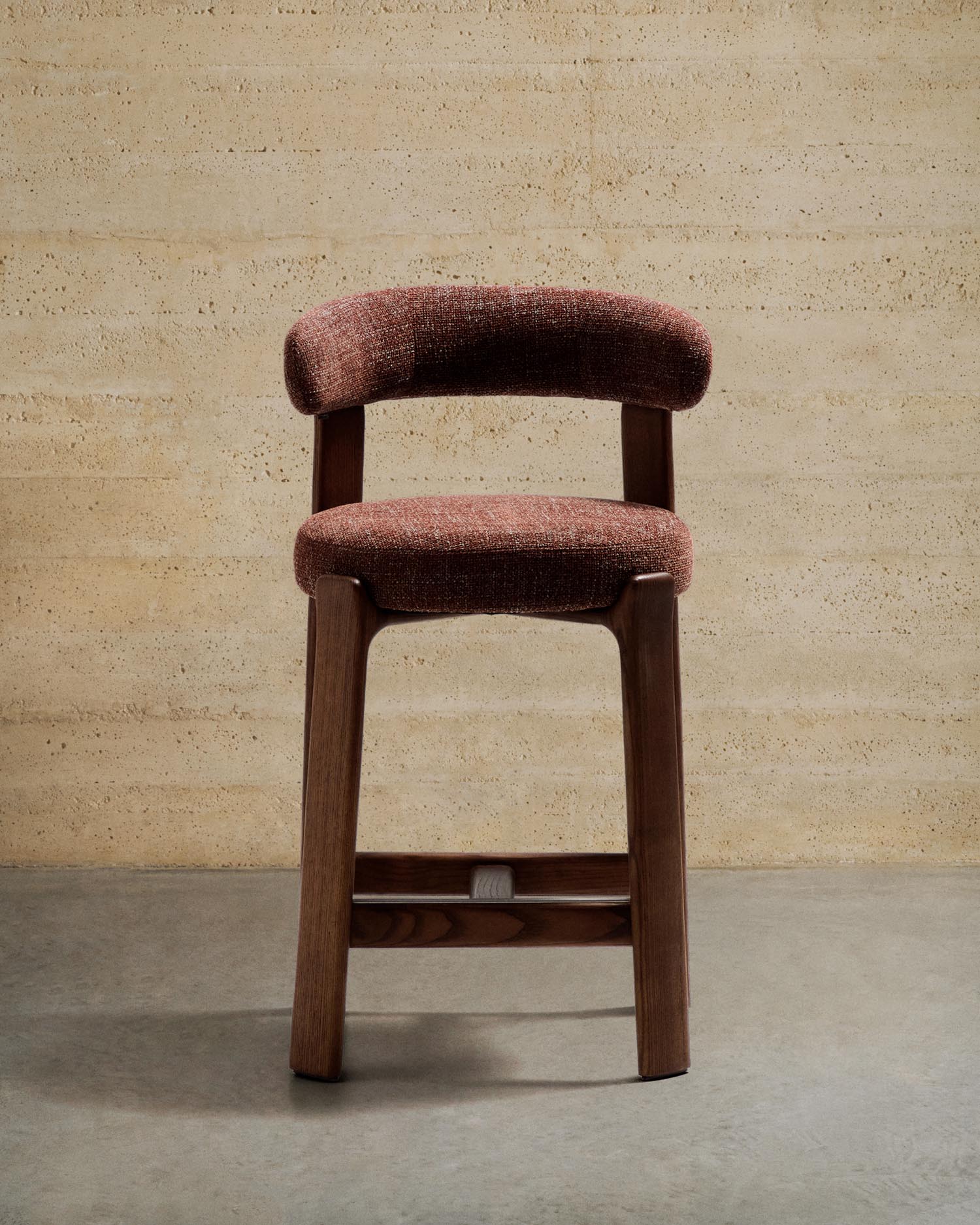 Entdecken Sie den Hocker Granite von Kave Home: Ein stilvoller Barhocker aus brauner Chenille und massivem Eschenholz, ideal für Ihr Zuhause.