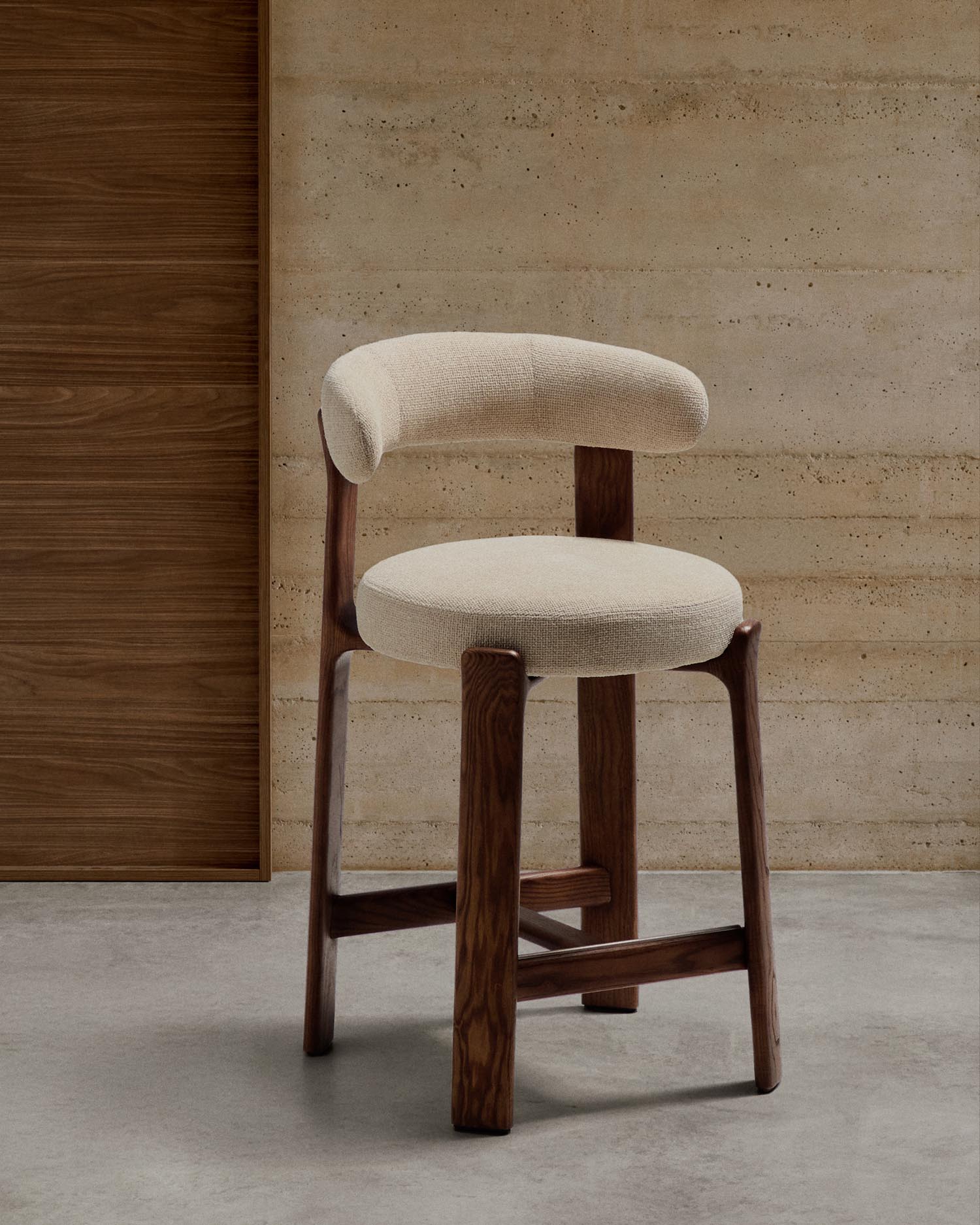 Entdecken Sie den Hocker Granite von Kave Home: Beigefarbene Chenille trifft auf massives Eschenholz mit elegantem Walnussholz-Finish. Ideal für stilvolle Sitzgelegenheiten.