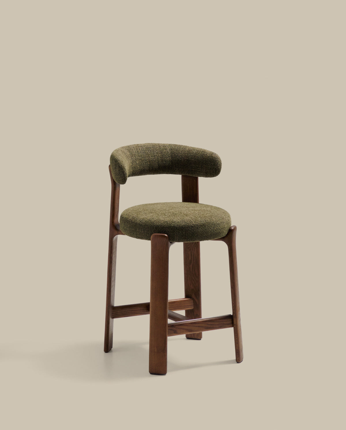 Hocker Granite aus grüner Chenille und massivem Eschenholz mit walnussholzfarbenem Finish, FSC 100%, 65 cm in Grün präsentiert im Onlineshop von KAQTU Design AG. Barstuhl ist von Kave Home