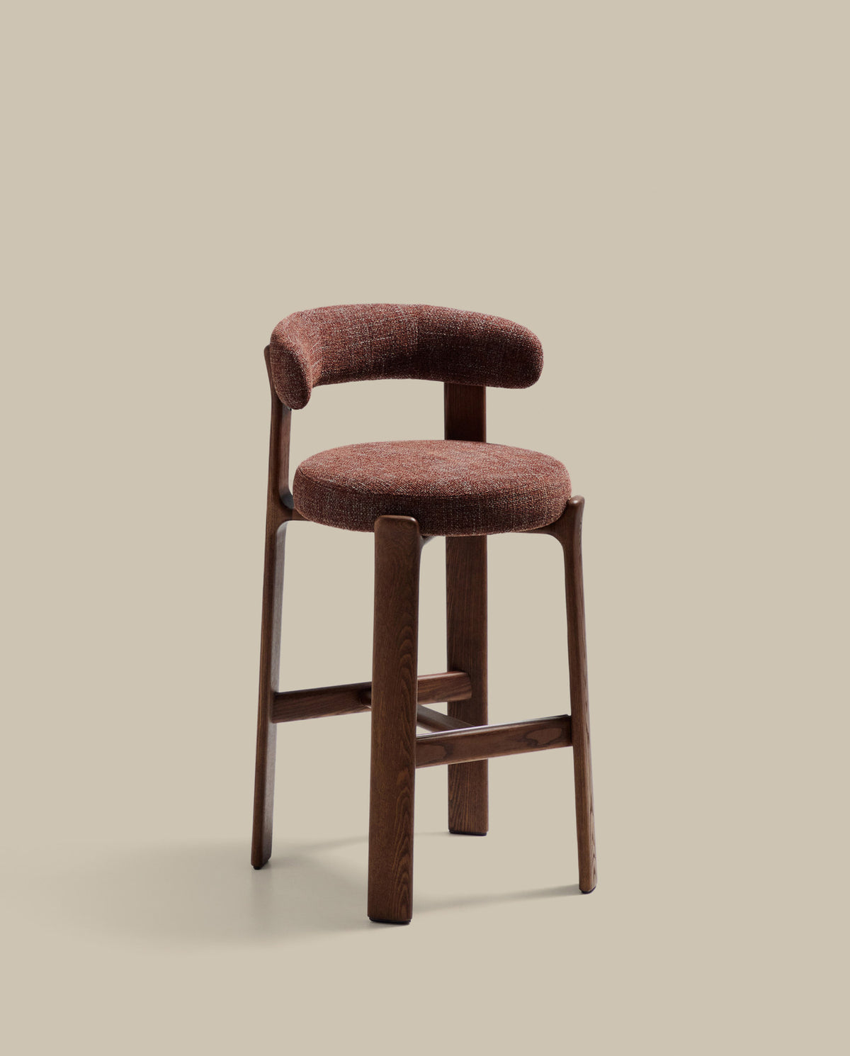Hocker Granite aus brauner Chenille und massivem Eschenholz mit walnussholzfarbenem Finish, FSC 100%, 75 cm in Braun präsentiert im Onlineshop von KAQTU Design AG. Barstuhl ist von Kave Home