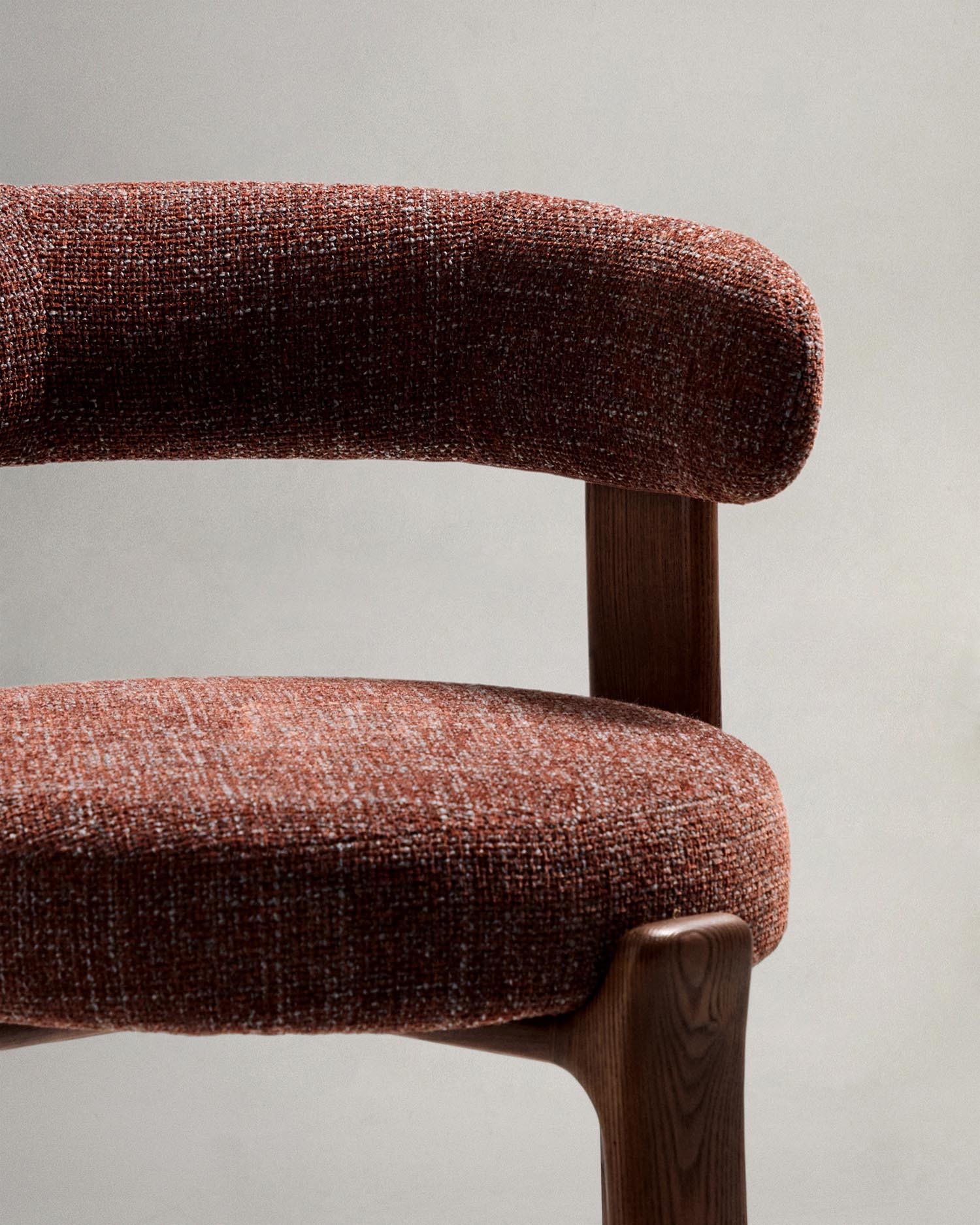 Hocker Granite: Stilvoller Hocker aus brauner Chenille und robustem Eschenholz. Perfekt für Ihre Bar oder Küche, nachhaltig und bequem.