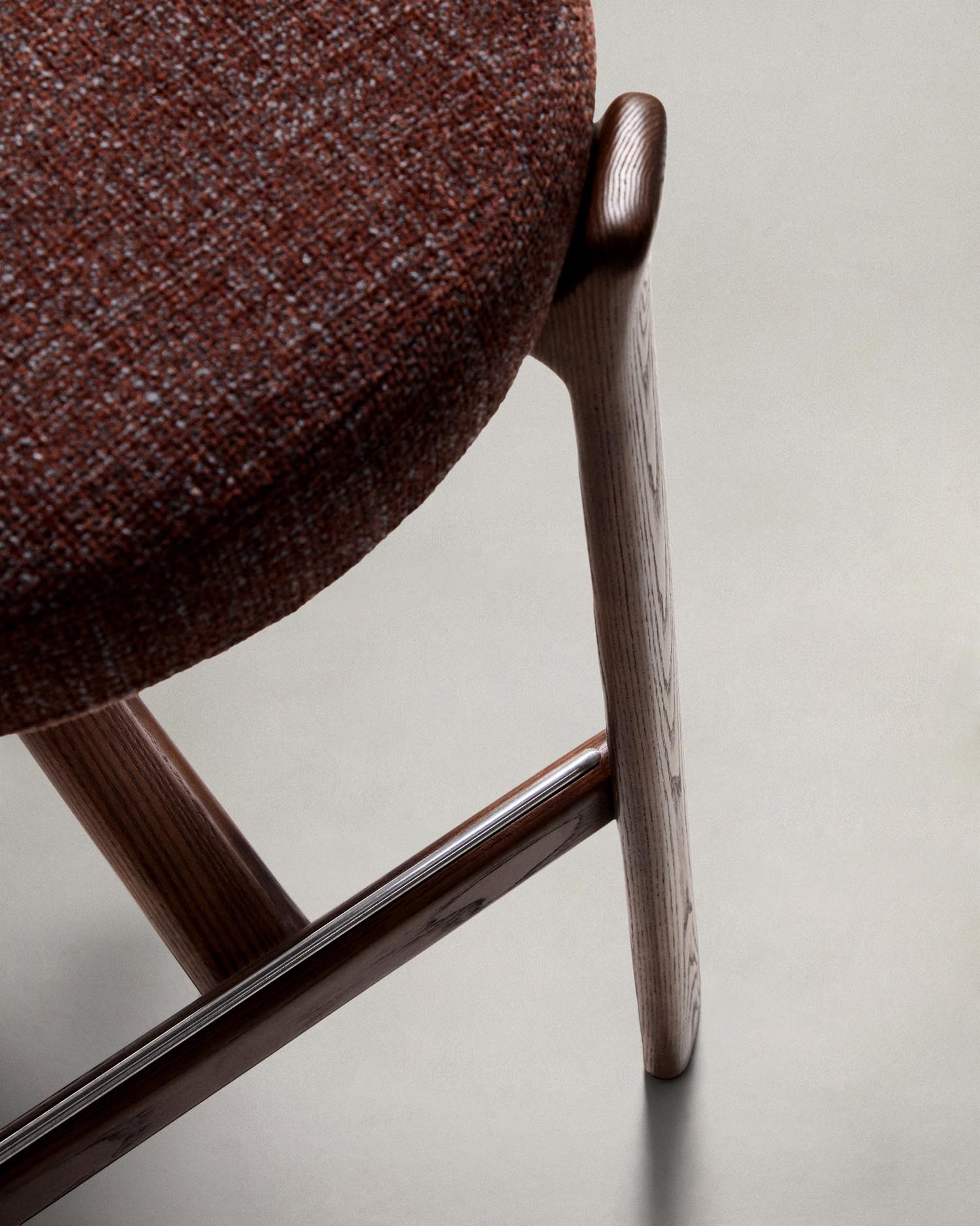 Hocker Granite: Hochwertiger Hocker aus brauner Chenille und Eschenholz. Perfekt für eine stilvolle Bar oder Küche, nachhaltig und elegant.