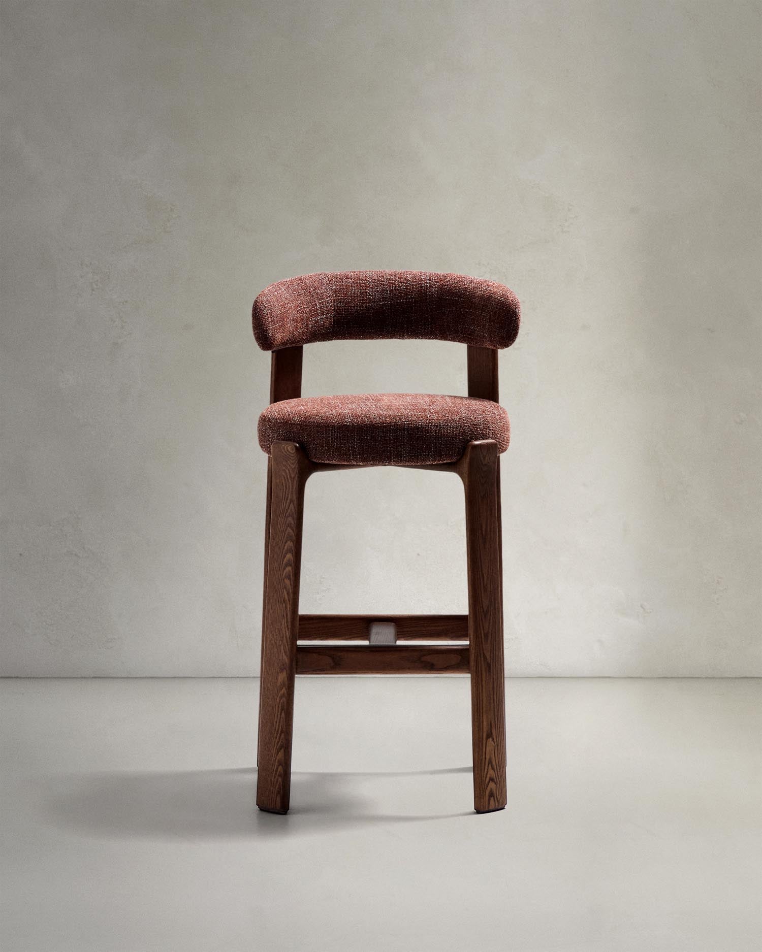 Hocker Granite: Eleganter Hocker aus brauner Chenille und massivem Eschenholz. Ideal für Bar und Küche, nachhaltig und komfortabel.