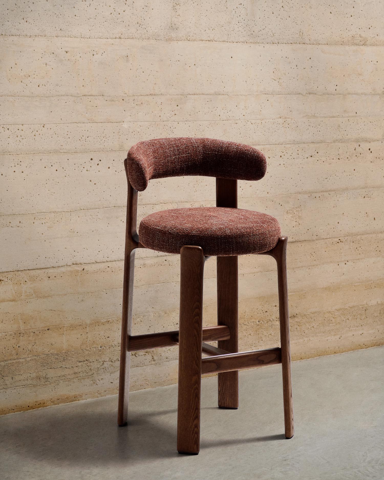 Eleganter Hocker Granite aus brauner Chenille und robustem Eschenholz, ideal als Barstuhl. Nachhaltig und stilvoll für Ihr Zuhause.