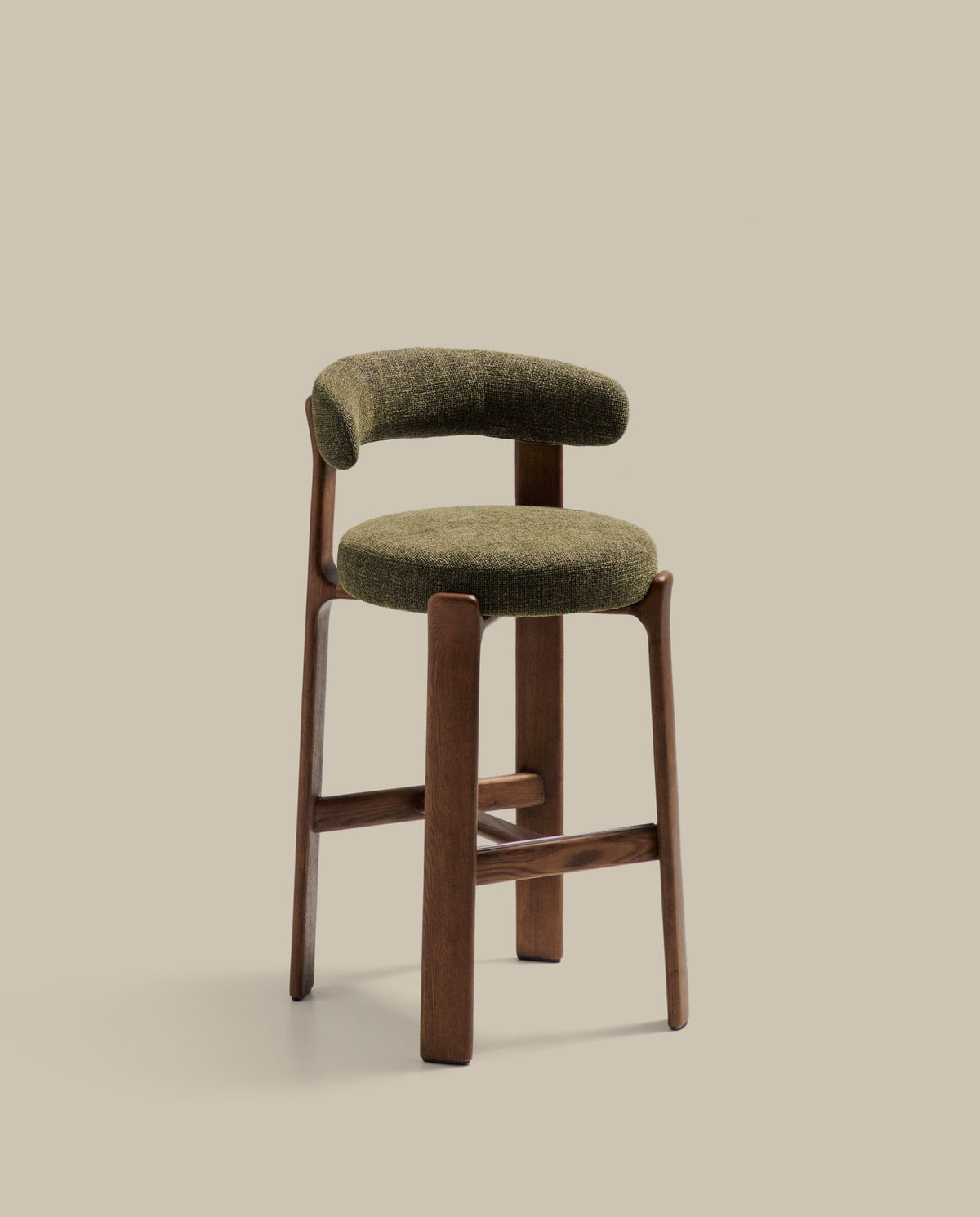 Hocker Granite aus grüner Chenille und massivem Eschenholz mit walnussholzfarbenem Finish, FSC 100%, 75 cm in Grün präsentiert im Onlineshop von KAQTU Design AG. Barstuhl ist von Kave Home