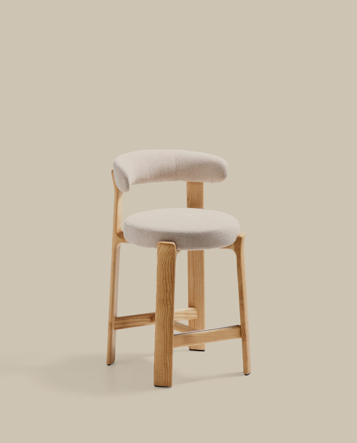 Hocker Granite aus beigefarbener Chenille und massivem Eschenholz mit naturfarbenem Finish, FSC 100%, 65 cm in Beige präsentiert im Onlineshop von KAQTU Design AG. Barstuhl ist von Kave Home