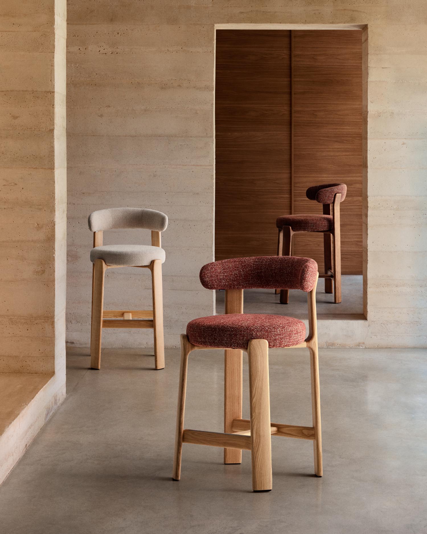 Erleben Sie den Hocker Granite von Kave Home: Bequeme Chenille und robustes Eschenholz vereinen sich in skandinavischem Design. Perfekt für jeden Raum!