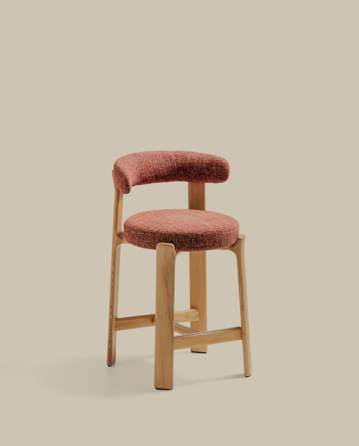 Hocker Granite aus terrakottafarbener Chenille und massivem Eschenholz mit naturfarbenem Finish, FSC 100%, 65 cm in Terrakotta präsentiert im Onlineshop von KAQTU Design AG. Barstuhl ist von Kave Home