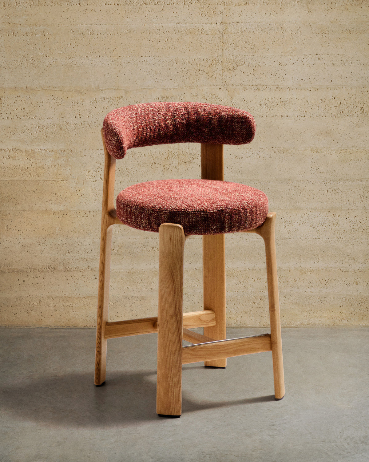 Hocker Granite aus terrakottafarbener Chenille und massivem Eschenholz mit naturfarbenem Finish, FSC 100%, 65 cm in Terrakotta präsentiert im Onlineshop von KAQTU Design AG. Barstuhl ist von Kave Home