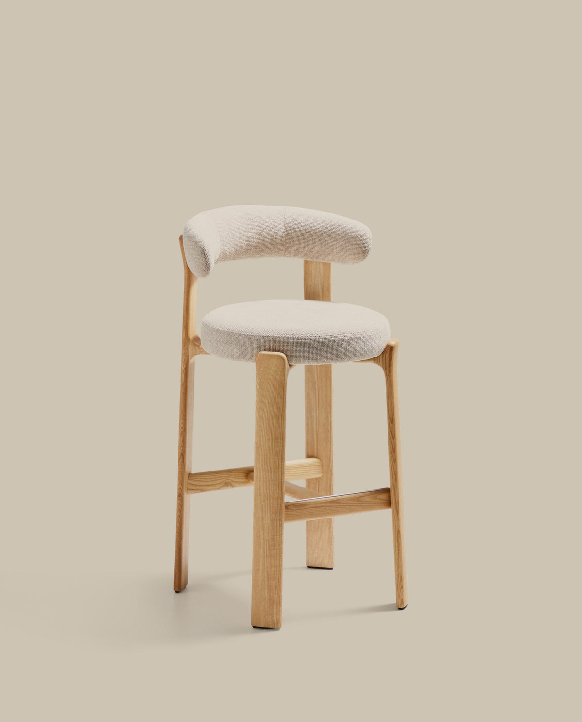 Hocker Granite aus beigefarbener Chenille und massivem Eschenholz mit naturfarbenem Finish, FSC 100%, 75 cm in Beige präsentiert im Onlineshop von KAQTU Design AG. Barstuhl ist von Kave Home