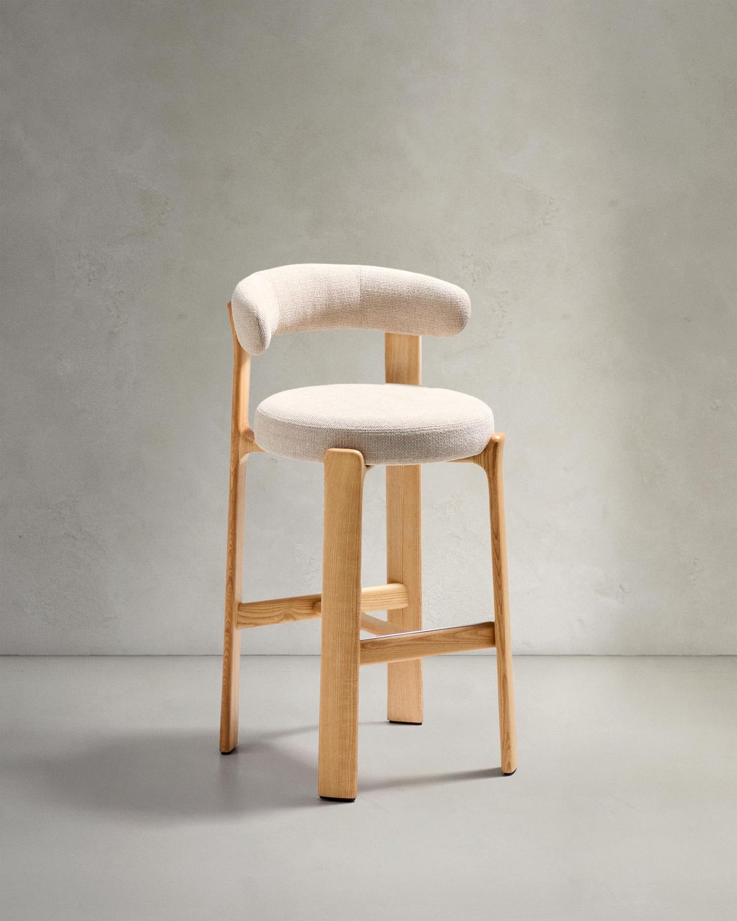 Hocker Granite aus beigefarbener Chenille und massivem Eschenholz mit naturfarbenem Finish, FSC 100%, 75 cm in Beige präsentiert im Onlineshop von KAQTU Design AG. Barstuhl ist von Kave Home