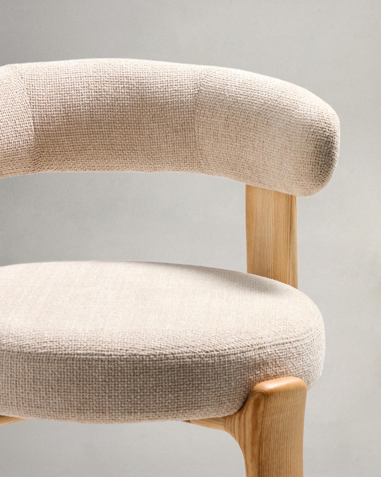 Hocker Granite: Stilvoller Hocker aus beiger Chenille und Eschenholz, perfekt für jeden Raum. Nachhaltig und elegant für Ihr Zuhause!