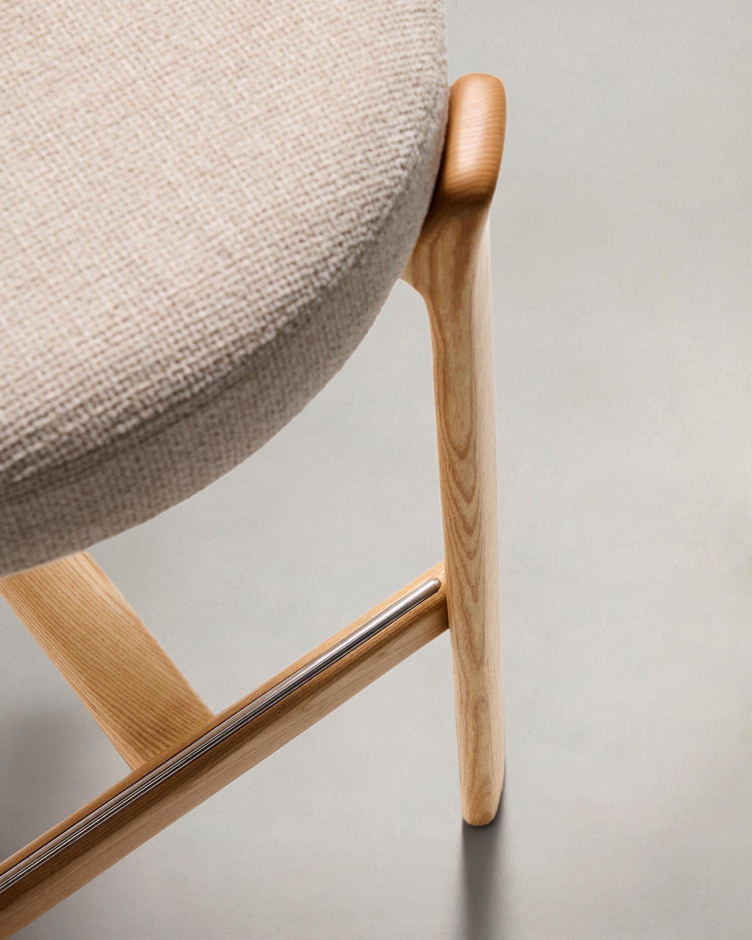 Hocker Granite: Stilvoller Hocker aus beiger Chenille und Eschenholz, perfekt für jeden Raum. Nachhaltig und elegant für Ihr Zuhause!