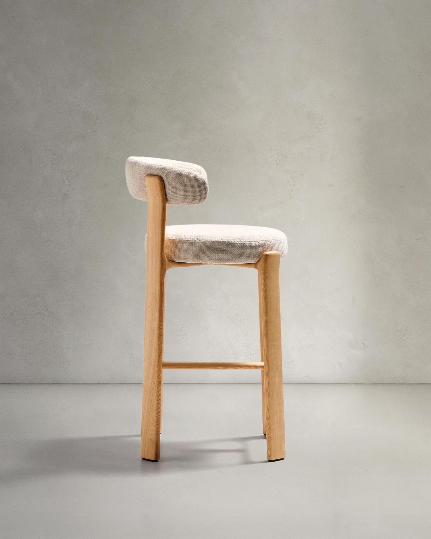 Hocker Granite: Eleganter Hocker aus beigefarbener Chenille und massivem Eschenholz, ideal für Bar und Küche. Nachhaltig und stilvoll!