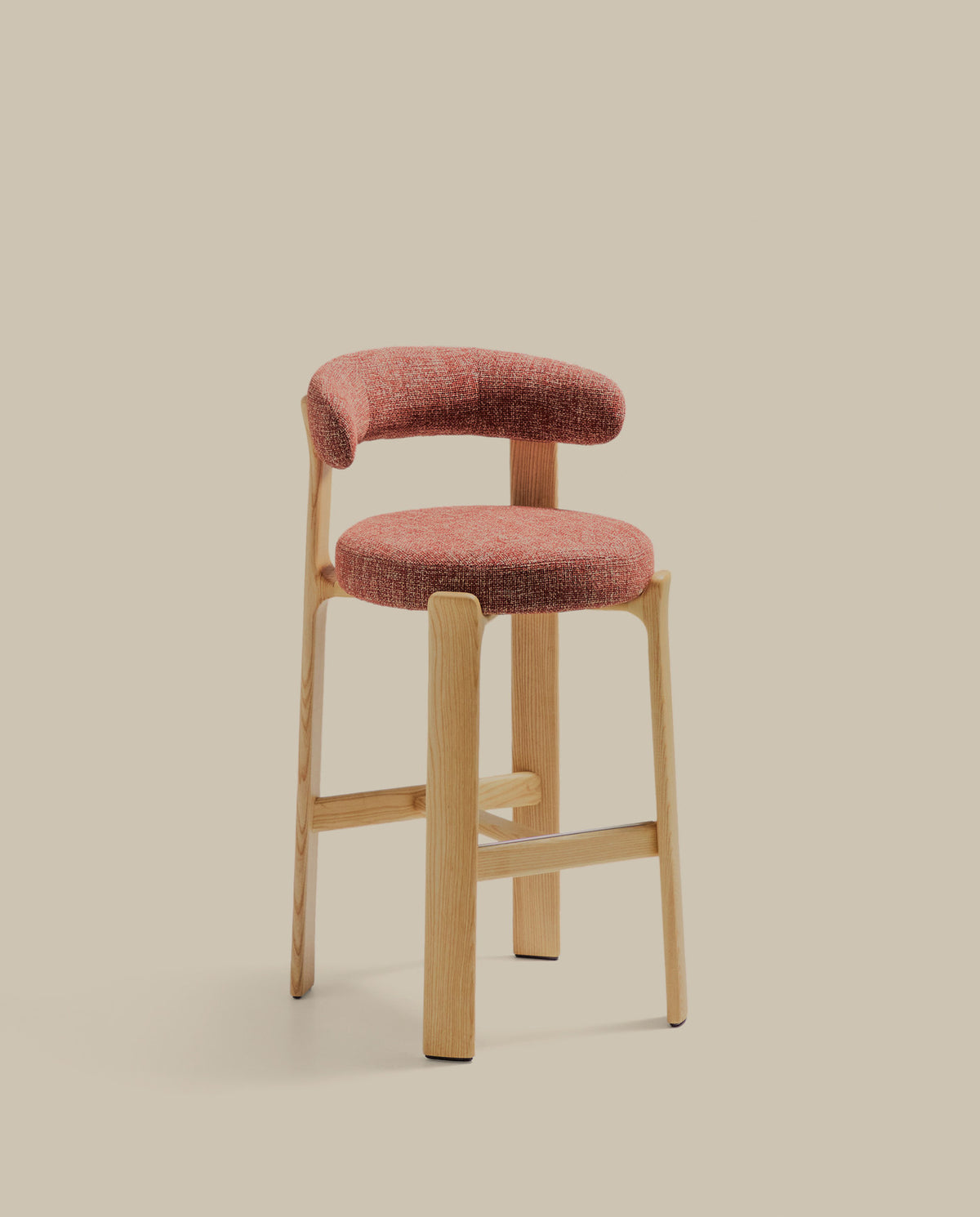Hocker Granite aus terrakottafarbener Chenille und massivem Eschenholz mit naturfarbenem Finish, FSC 100%, 75 cm in Terrakotta präsentiert im Onlineshop von KAQTU Design AG. Barstuhl ist von Kave Home