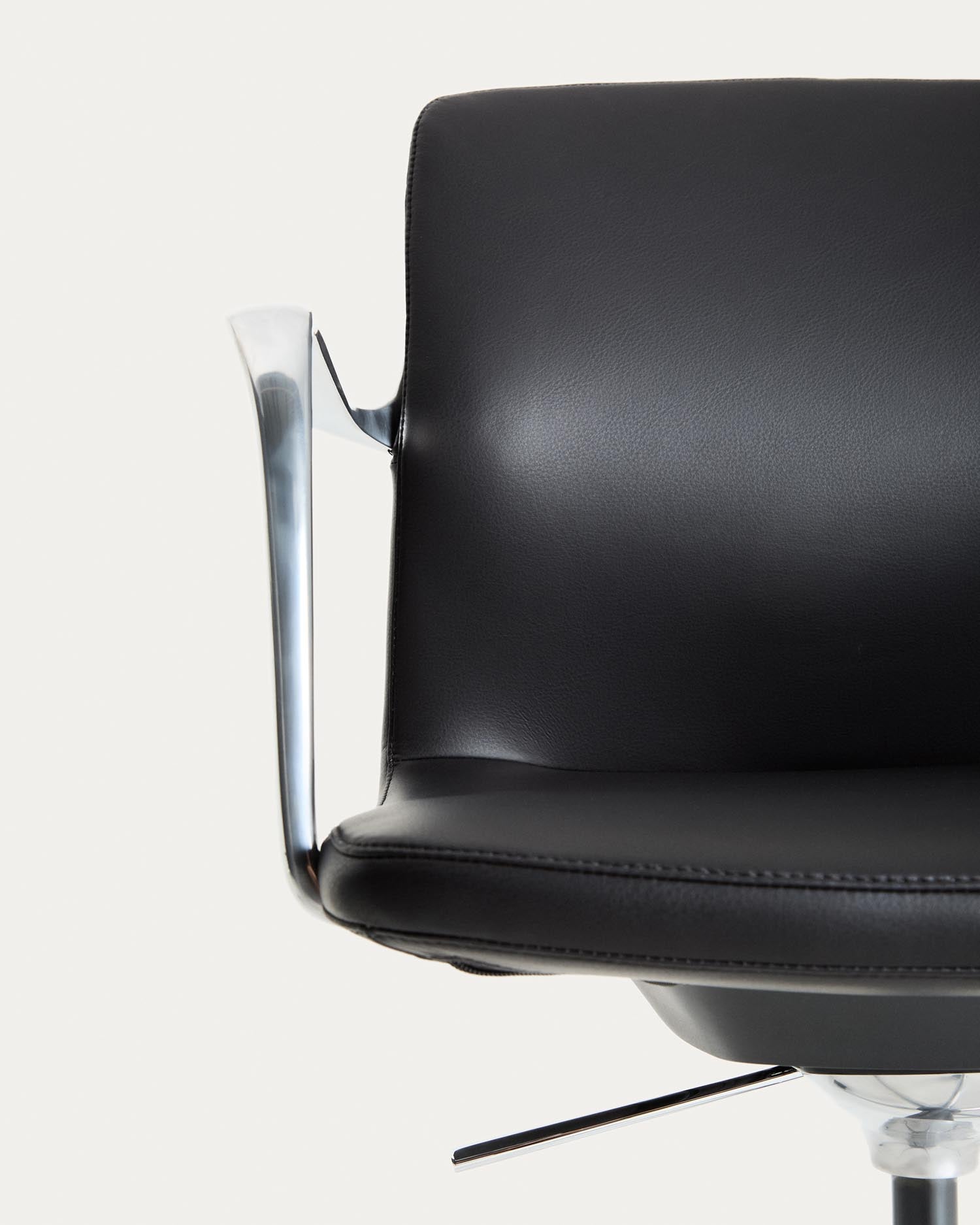 Entdecken Sie den Schreibtischstuhl Nerlan von Kave Home: Stilvolles Kunstleder, flexibles Aluminiumgestell und ergonomische Funktionen für höchsten Komfort.