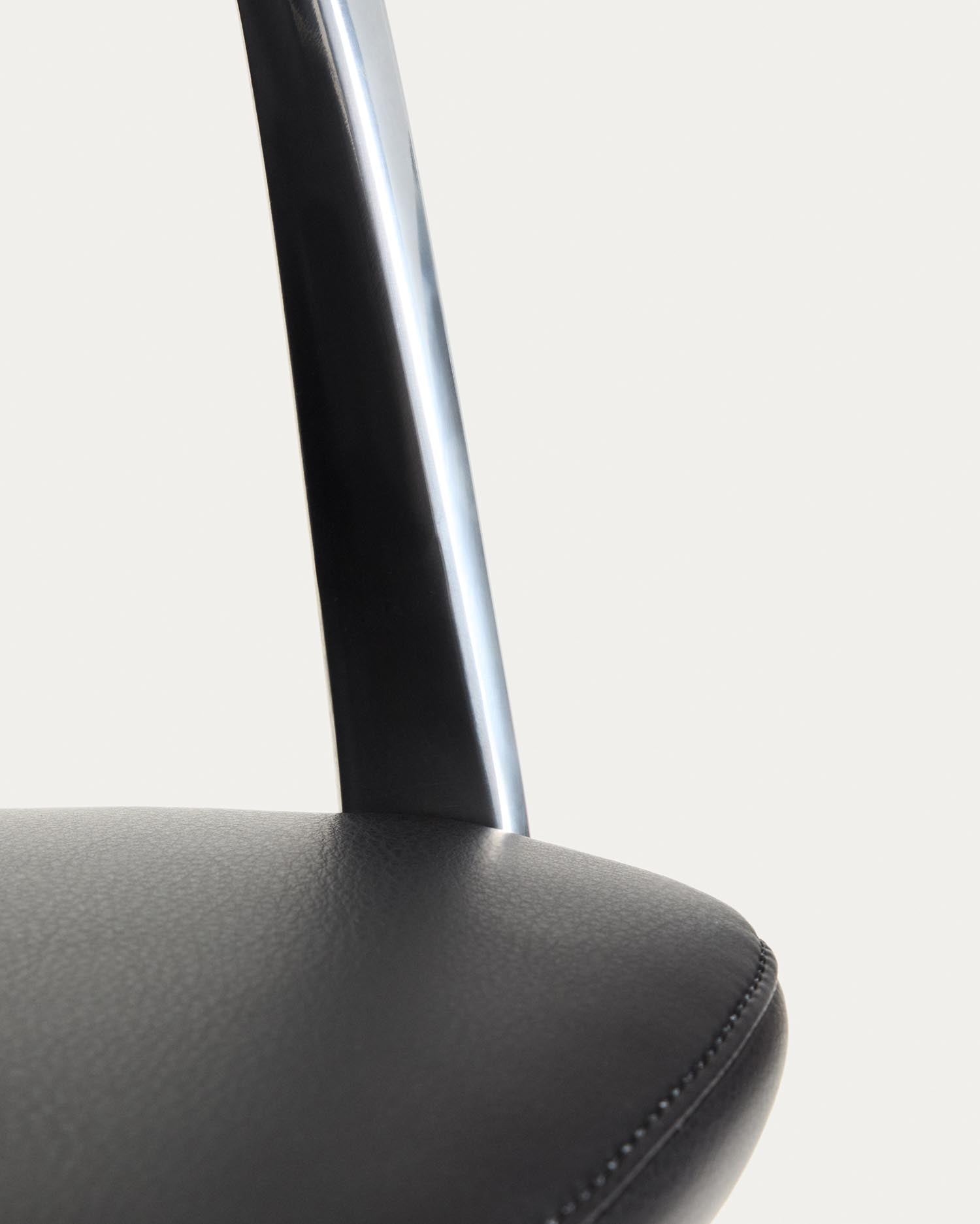 Erleben Sie den Schreibtischstuhl Nerlan von Kave Home: Elegantes Design aus schwarzem Kunstleder, ergonomische Anpassungen und langlebige Materialien für Ihr Büro.