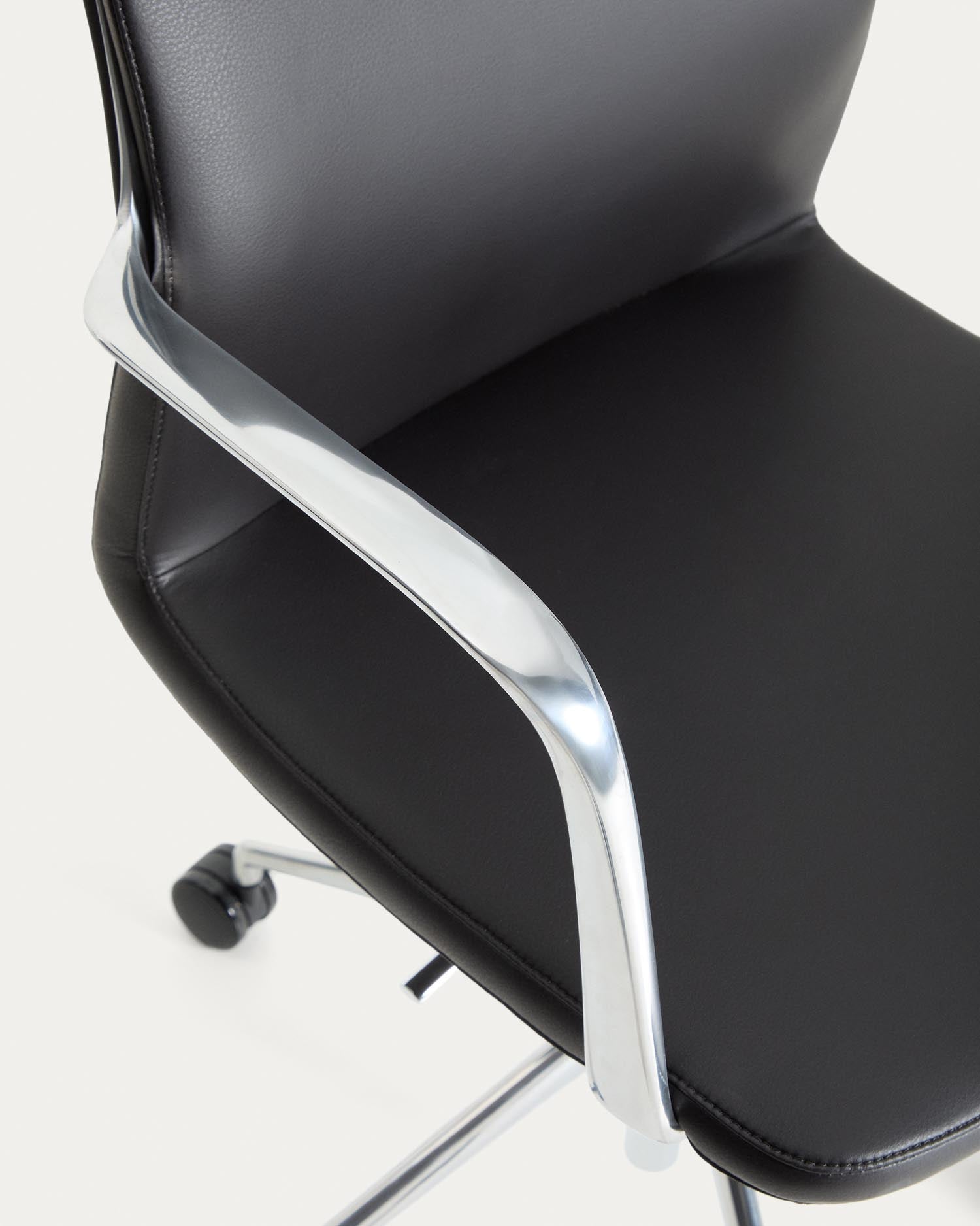 Entdecken Sie den Schreibtischstuhl Nerlan von Kave Home: Stilvolles Kunstleder, ergonomische Funktionen und robustes Aluminium für höchsten Komfort im Büro.