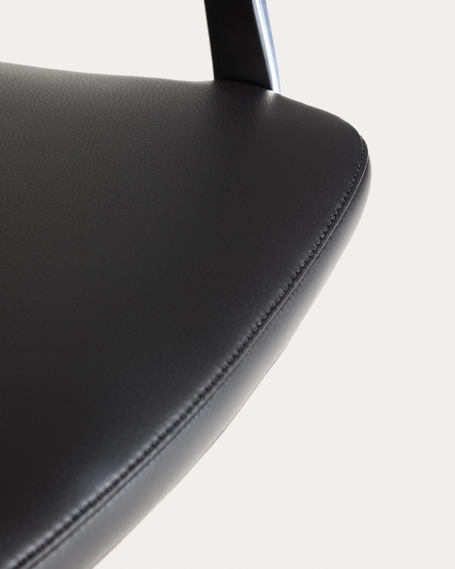 Erleben Sie den Schreibtischstuhl Nerlan von Kave Home: Elegantes Design aus schwarzem Kunstleder, ergonomisch und langlebig für Ihr modernes Büro.