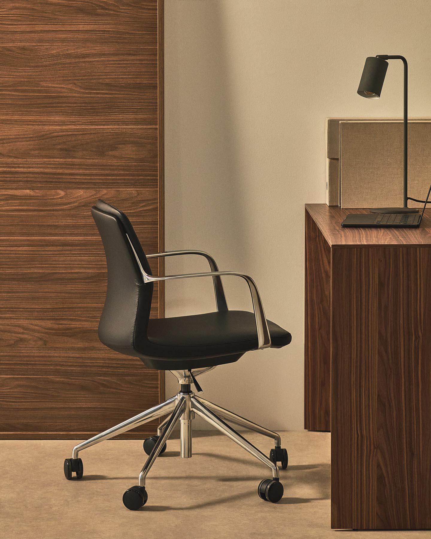 Erleben Sie den eleganten Schreibtischstuhl Nerlan von Kave Home: stilvolles schwarzes Kunstleder, robustes Aluminiumgestell und ergonomisches Design für höchsten Komfort.