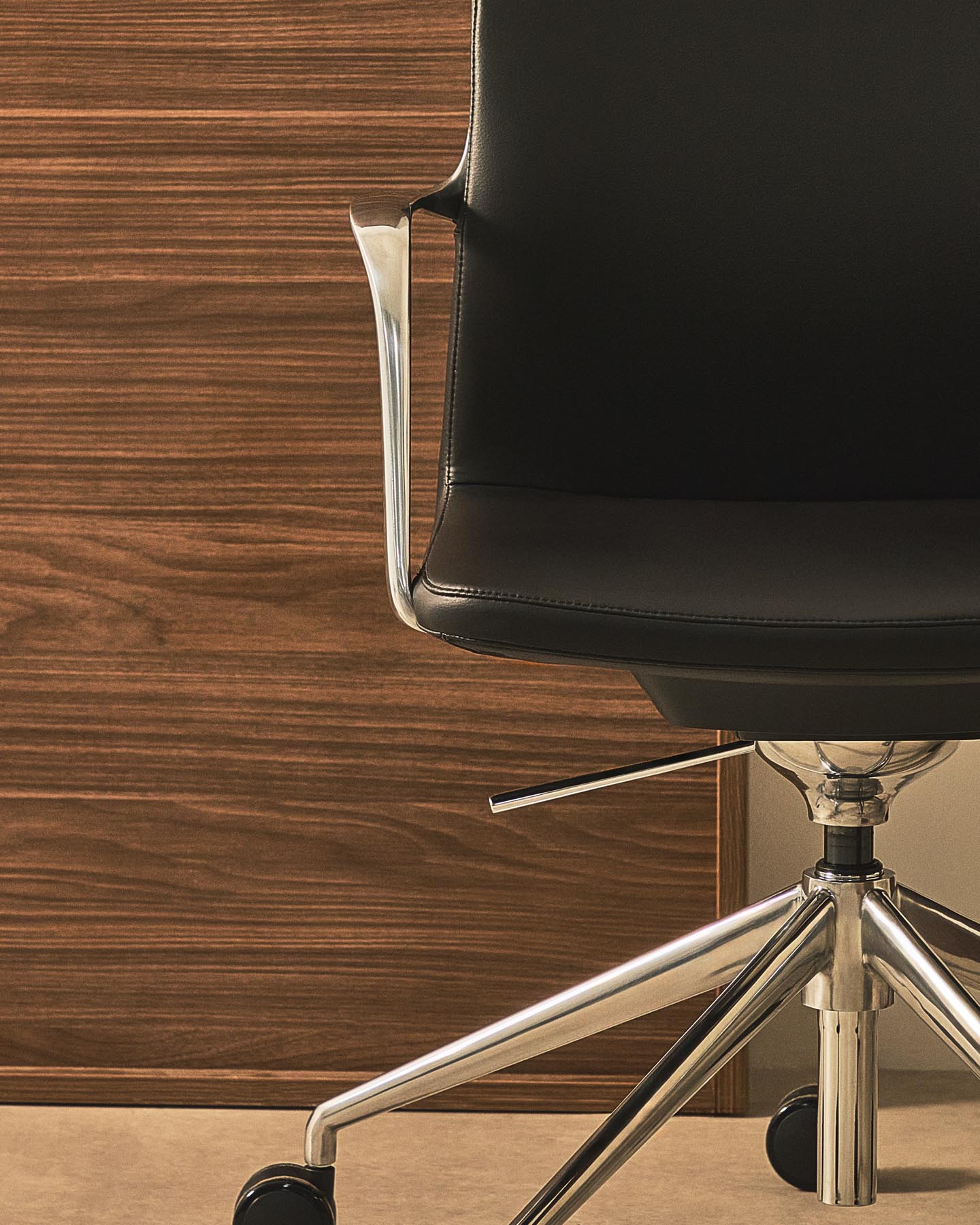 Entdecken Sie den Schreibtischstuhl Nerlan von Kave Home: Hochwertiges Kunstleder, stabiles Aluminiumgestell und ergonomische Funktionen für Ihr Büro.