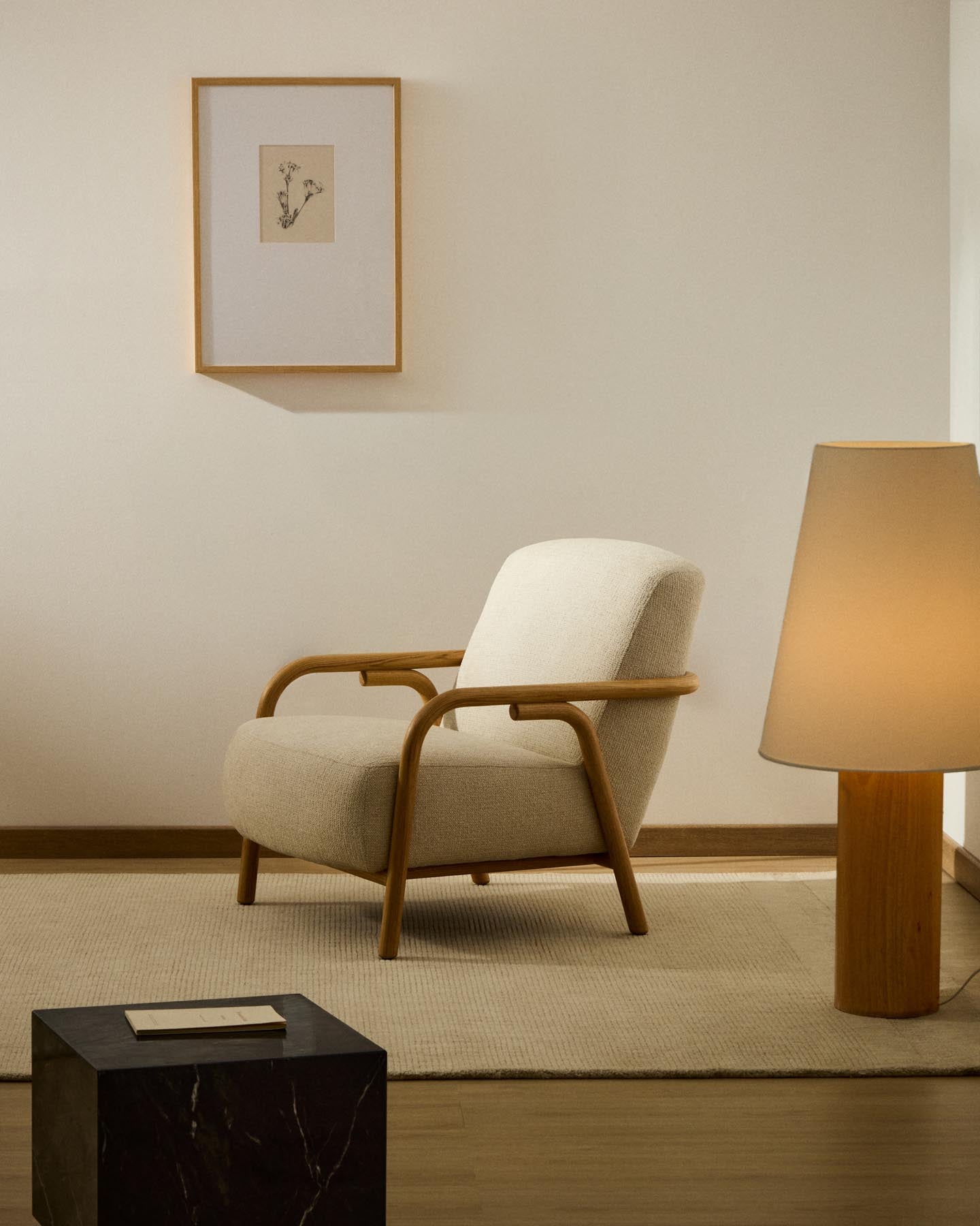 Sessel Sylo aus beiger Chenille und massivem Eschenholz mit naturfarbenem Finish, FSC 100 % in Beige präsentiert im Onlineshop von KAQTU Design AG. Sessel ist von Kave Home